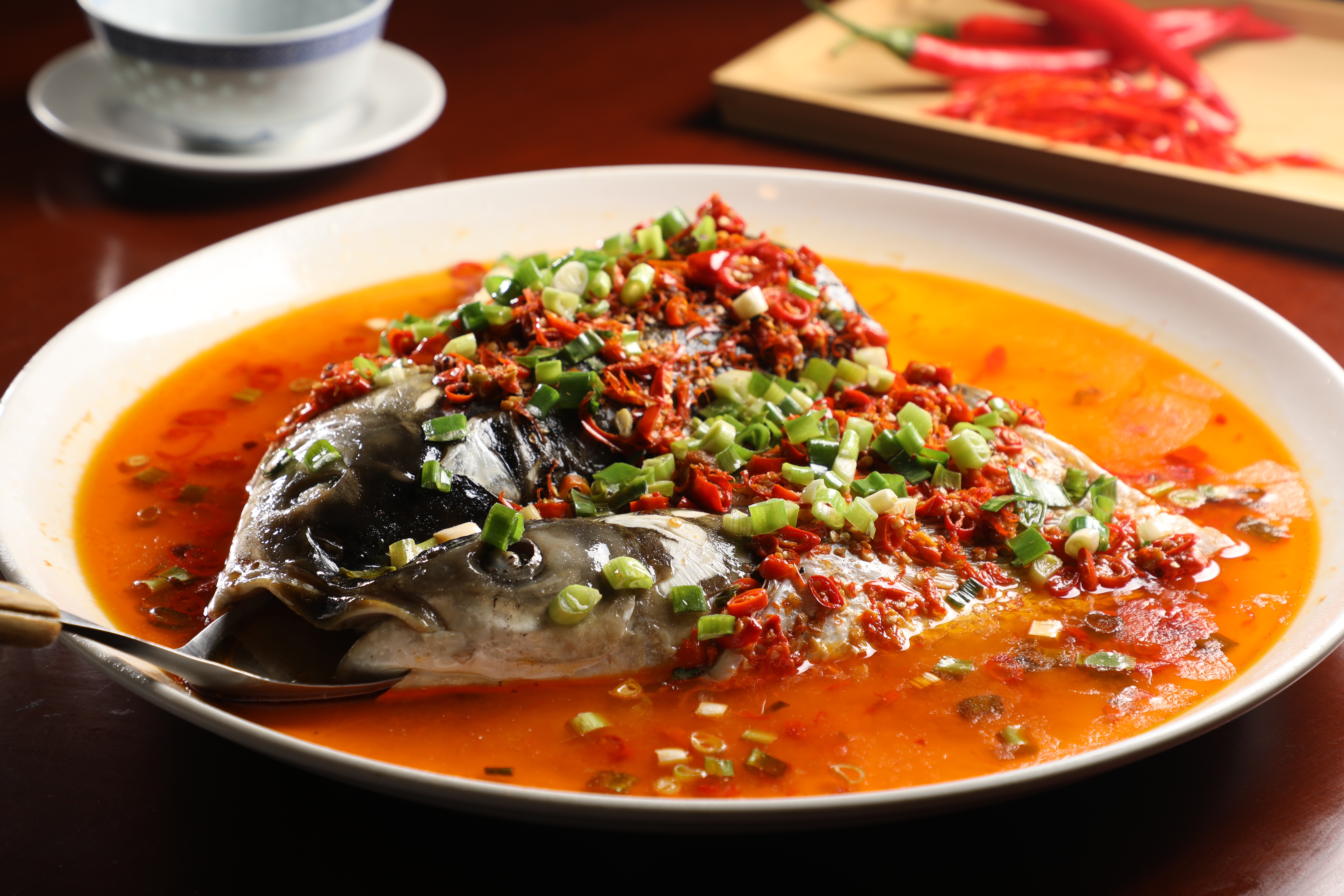 「剁椒魚頭」嚴選鮮活的草魚，肥甜無土味。（1,100元／份，需1天前預訂）