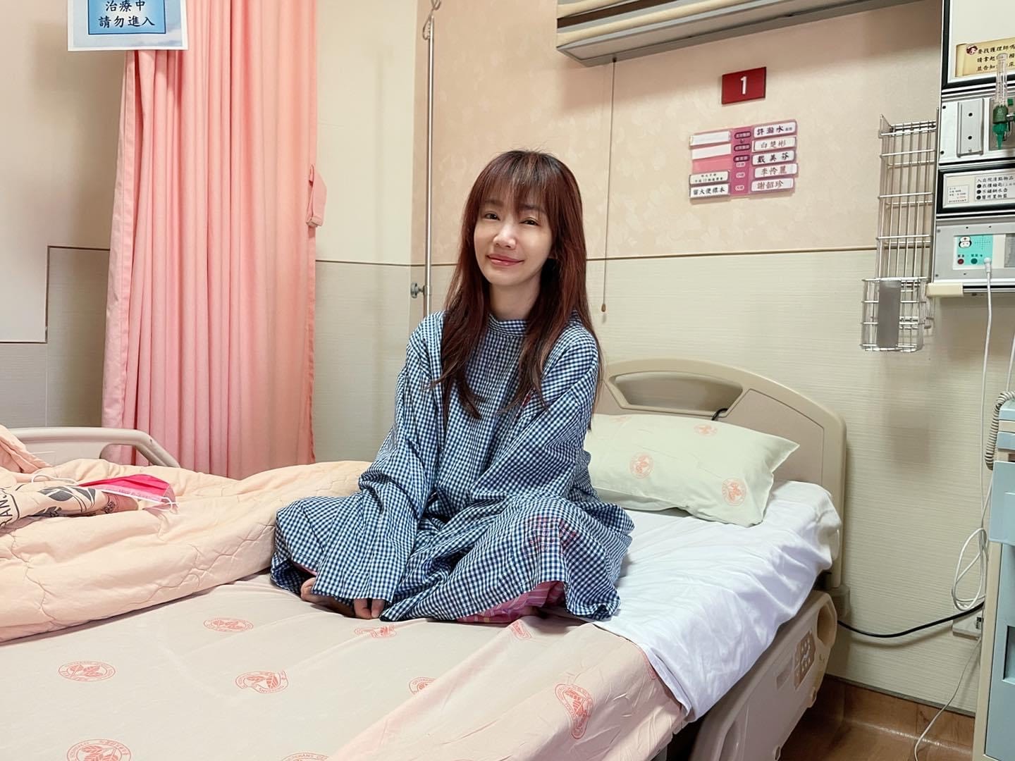 蕭彤雯透露剛做完手術的自己,現在咳嗽、或打噴嚏,胸背宛如被卡車輾過。(翻攝自蕭彤雯臉書)
