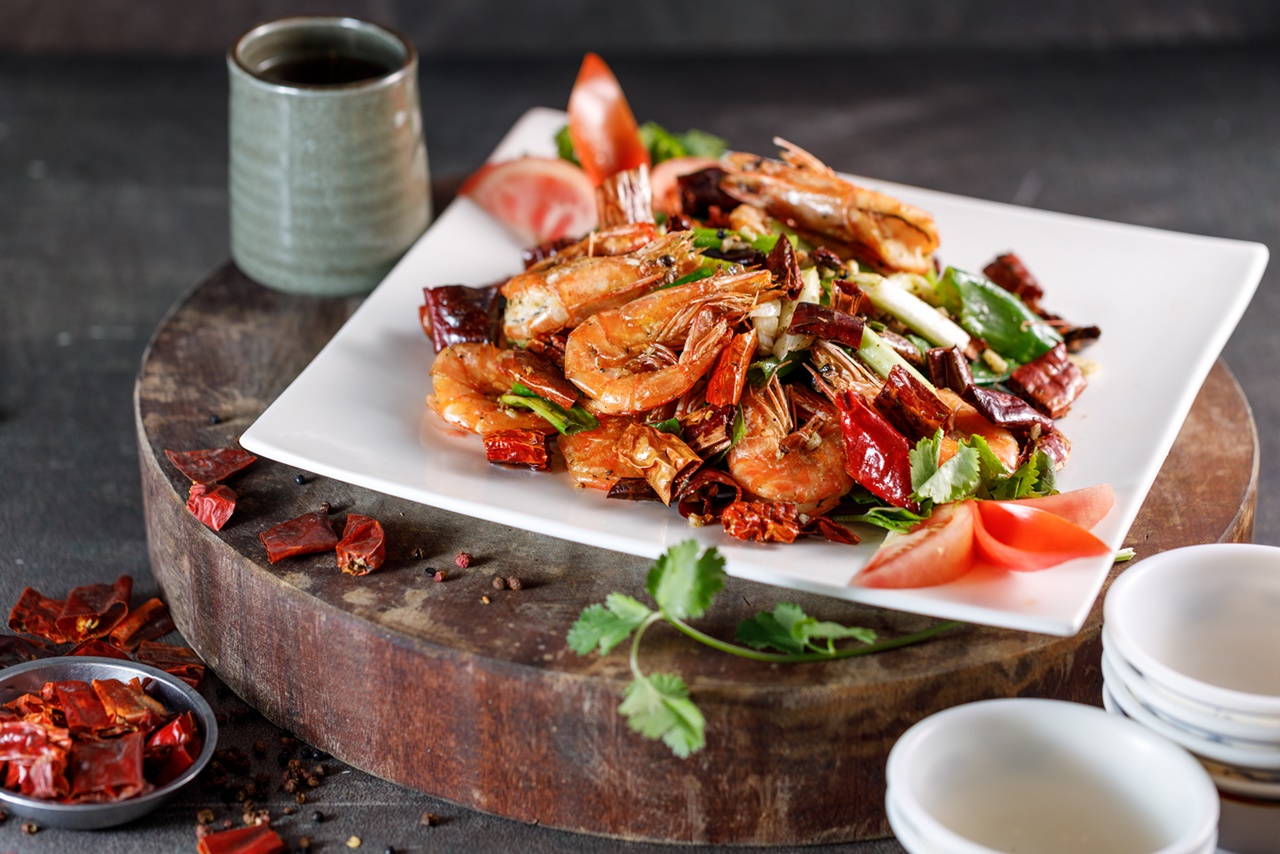 「臭屁蝦」是張愛英為了媽媽，把台式胡椒蝦改良成加了東北花椒的麻辣版白蝦。（380元／份）