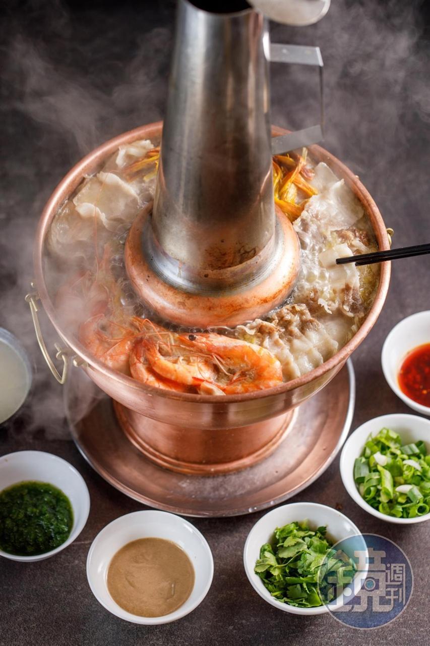「酸白菜火鍋」湯底不摻醋,天然的乳酸味越滾越柔和,人少點個小份當湯喝也挺值得。(680元/小份)