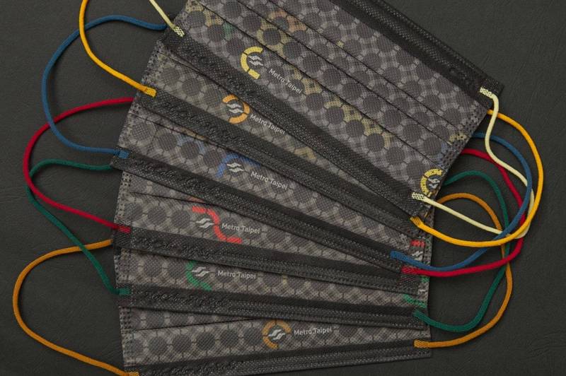 台北捷運公司為歡慶通車25週年,與CSD中衛合作製作25萬枚紀念款口罩。(北捷提供)