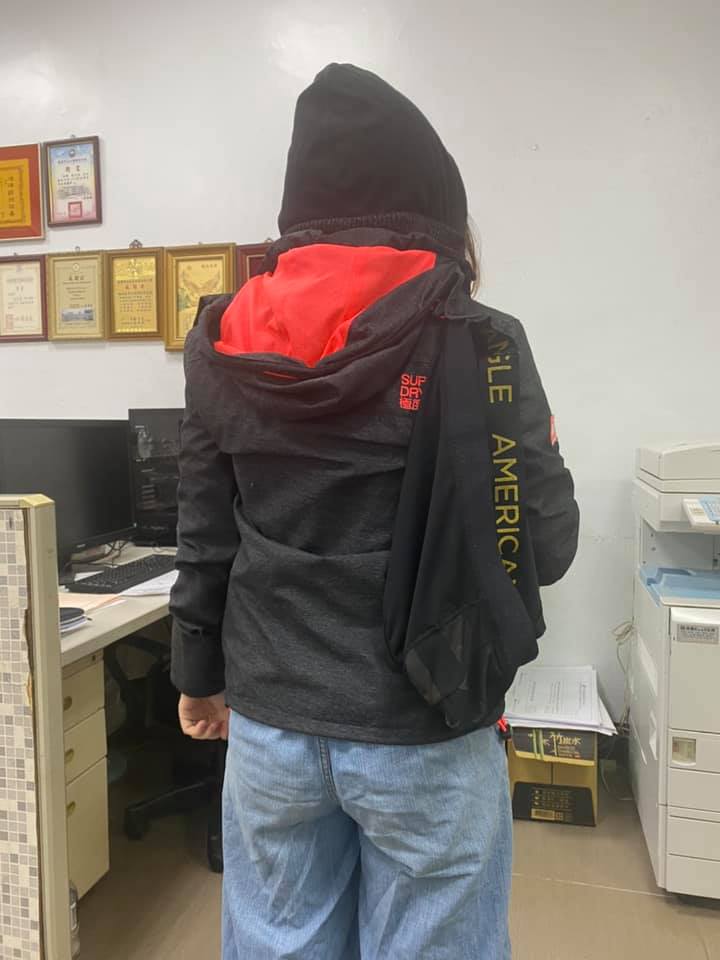 原PO在「爆怨公社」臉書社團發文,妹妹腋下夾著妹婿內褲的照片。(翻攝自「爆怨公社」)