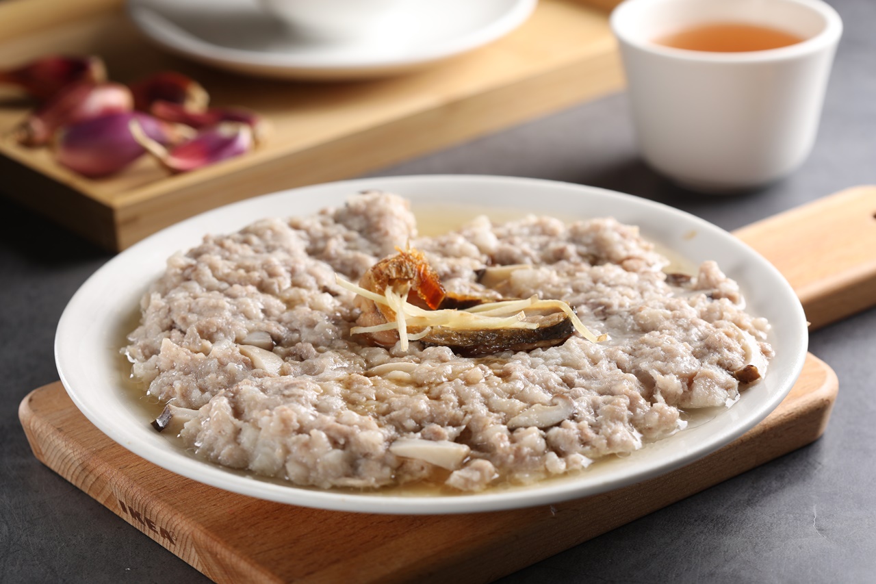 「鹹魚蒸肉餅」乍聞臭，吃著香，肉糜還夾著馬蹄的脆、香菇的滑。（320元／份）