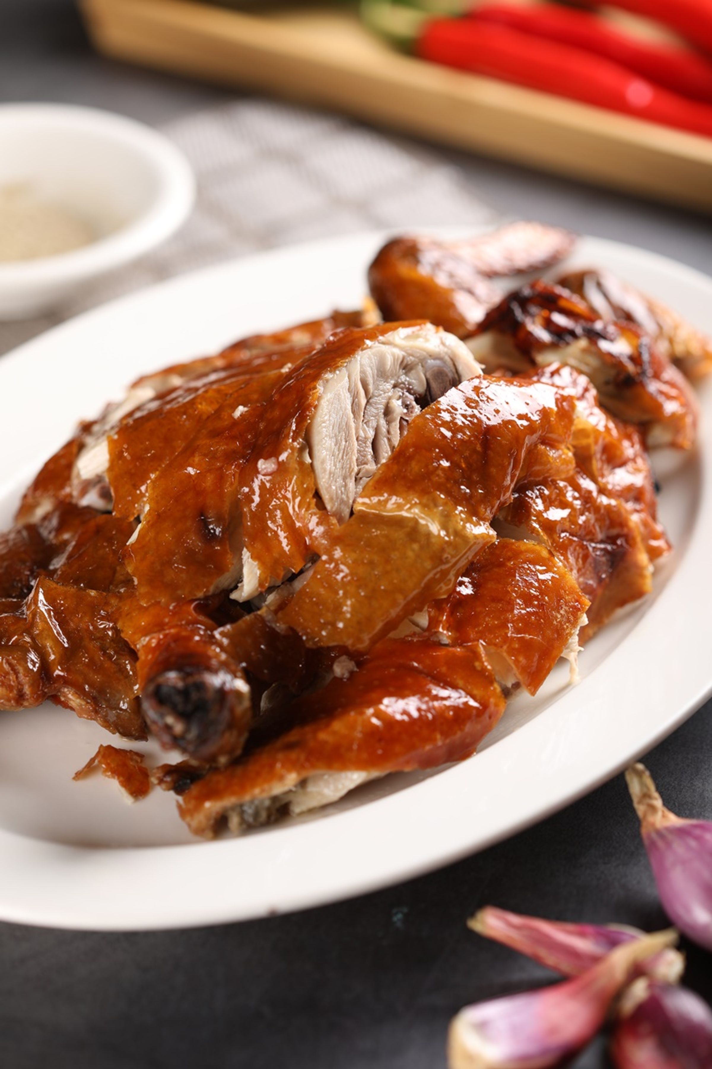 「招牌脆皮炸雞」現點現炸，肉汁仍飽滿。（400元／半隻）