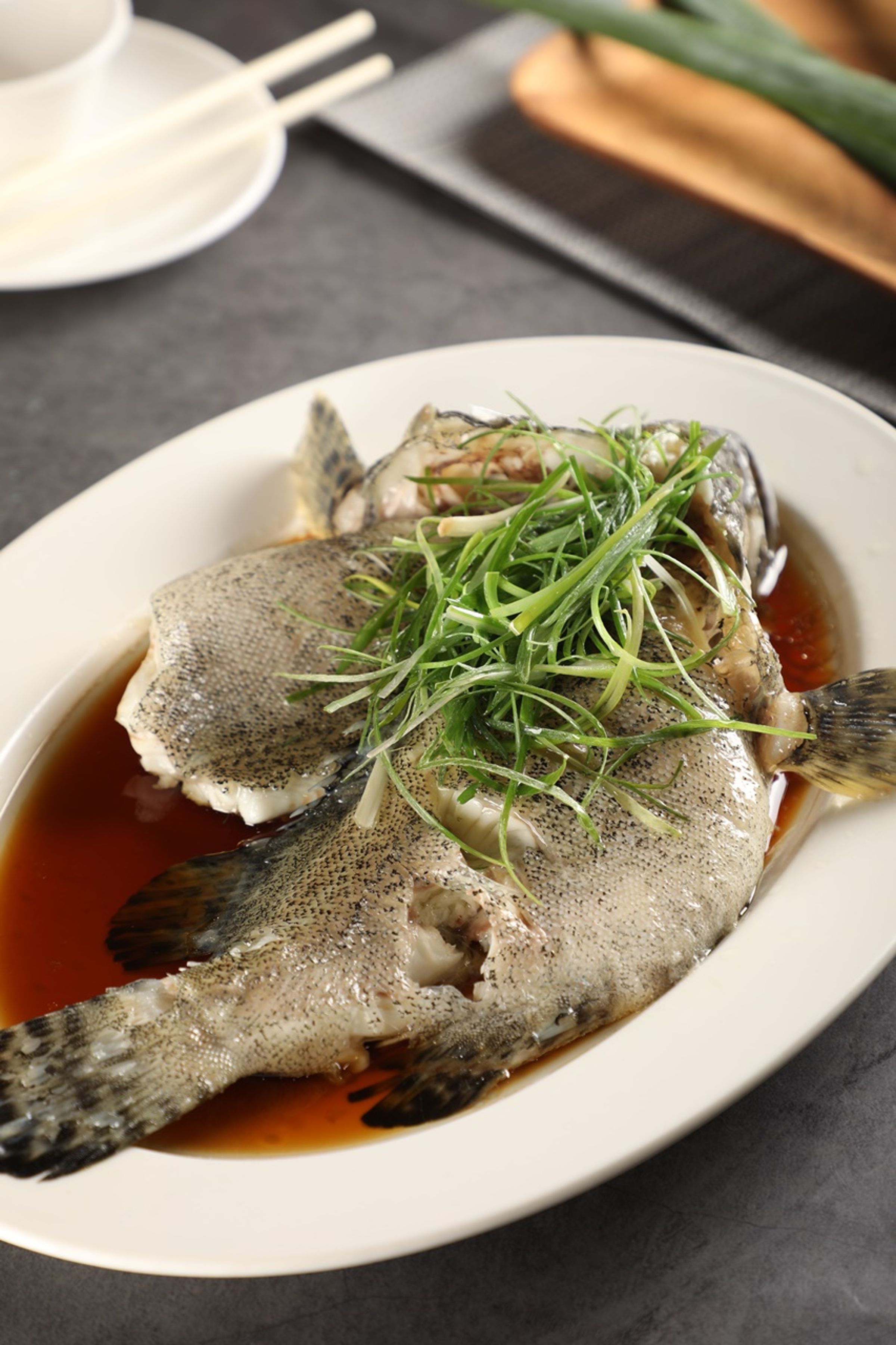 「清蒸龍虎斑」魚肉富含膠質，魚汁鮮香帶滑。（時價，圖約990元／18兩）