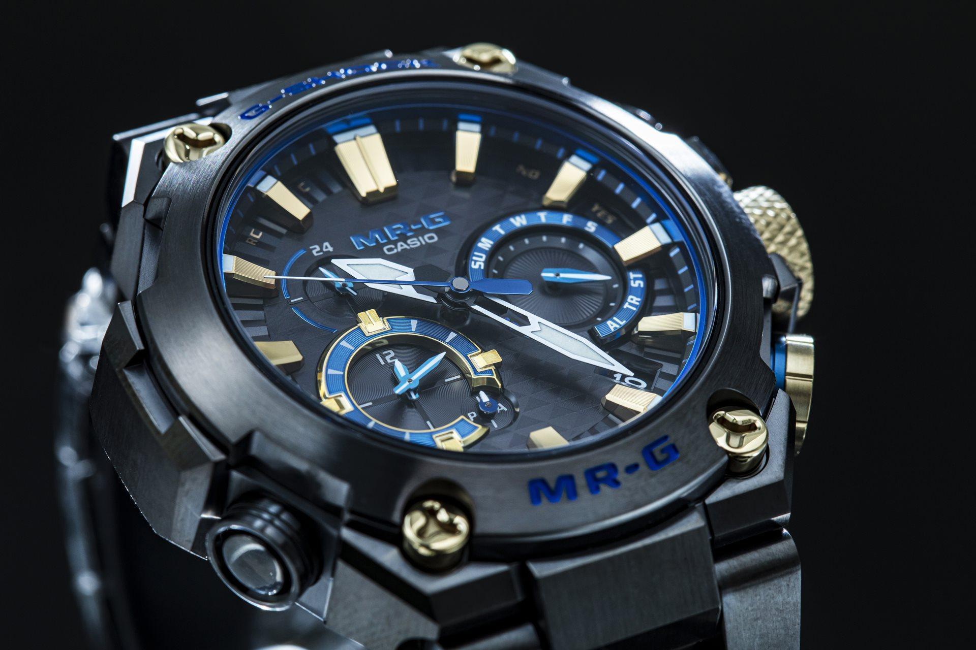 G-SHOCK 頂級商品線 MR-G 系列再推全新「勝色」系列，「勝色」是日本傳統色彩中象徵勝利的顏色。在日本文化中源遠流長的深藍色調，一直以來都是日本武士的首選色彩，常用來綴飾盔 甲和頭盔。存在感十足的威嚴外觀下，融合勝利與勇敢象徵的「勝色」設計理念，完整體現日本武士精神。