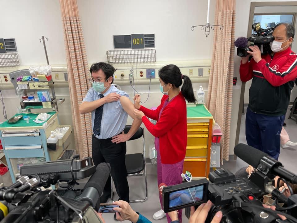 雙和醫院院長吳麥斯(左)今早7點50分帶頭打下台醫護人員第一針。(翻攝雙和醫院臉書)
