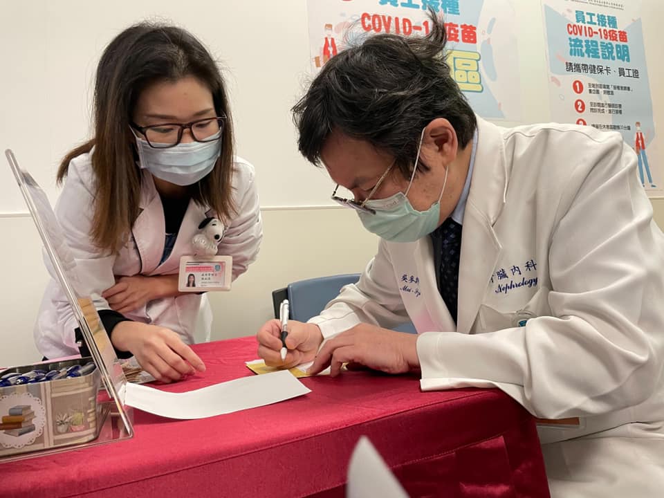 雙和醫院院長吳麥斯今在院內急診室準備接種疫苗。（翻攝雙和醫院臉書）
