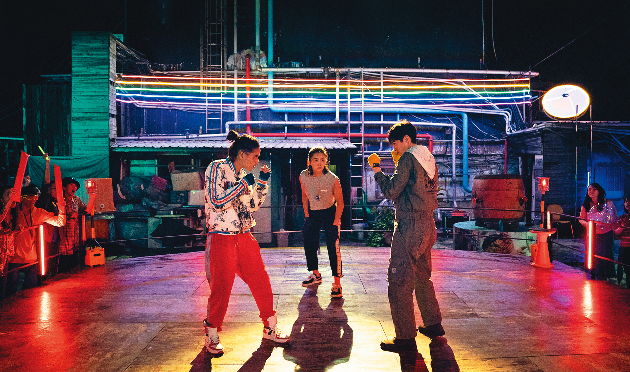 片中女演員謝沛恩（右）、雷婕熙（左）等均飾演男性角色，並將莎劇中的烏托邦森林，變成兼具未來感與老台北氣味的「C門町」。（海鵬提供）