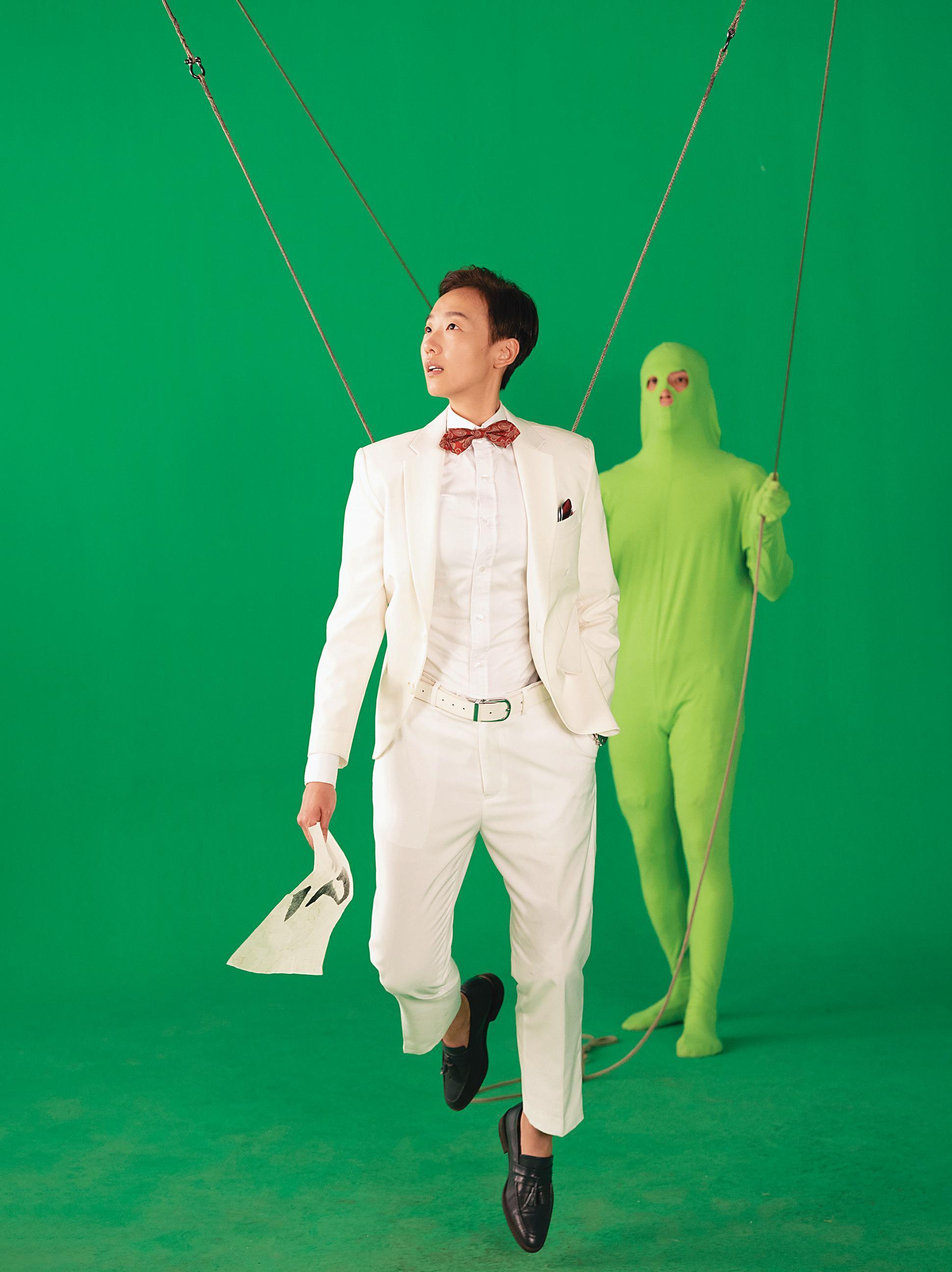 陸明君男裝扮相帥氣，穿上西裝配合特效畫面在攝影棚綠幕前吊鋼絲演出。（海鵬提供）