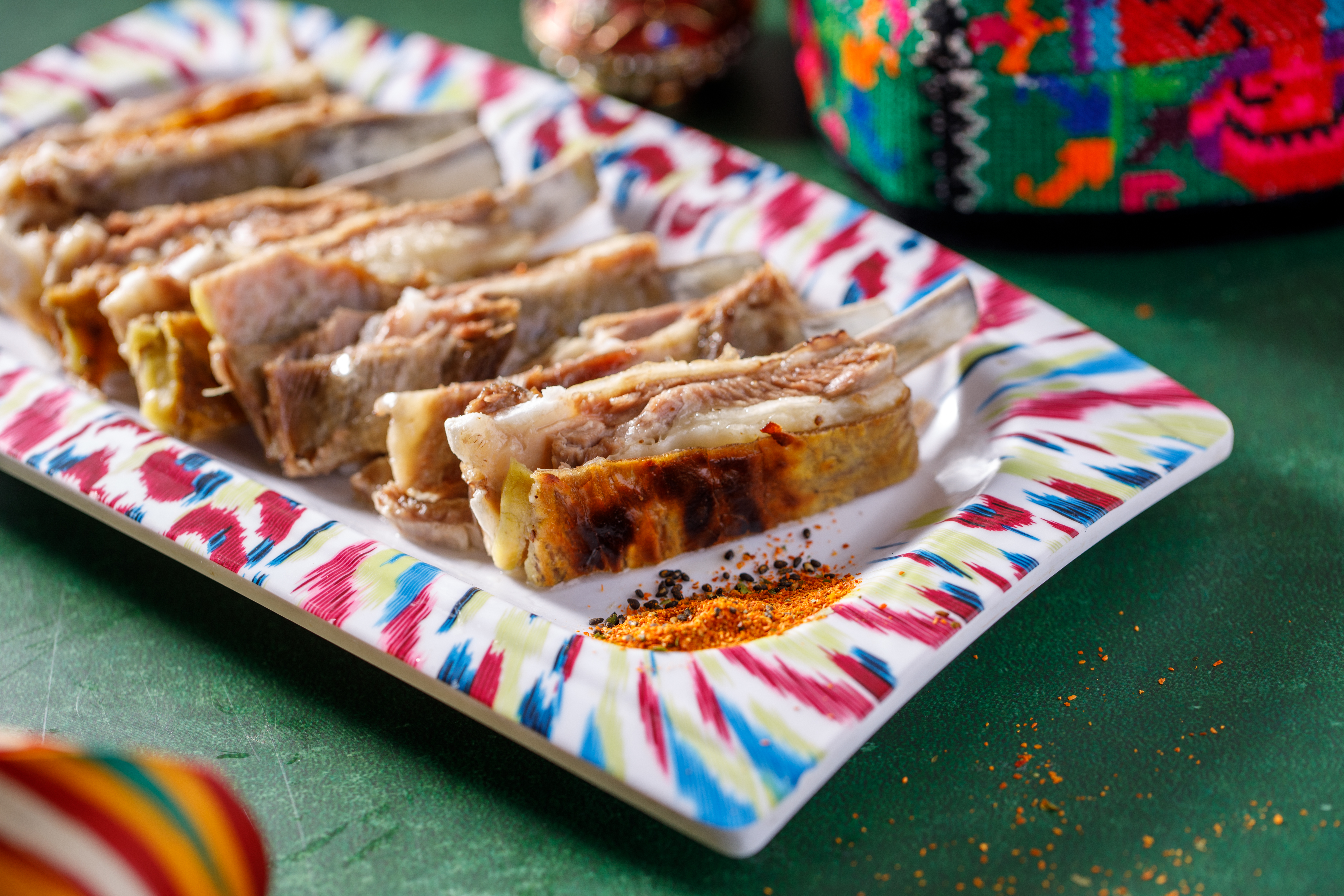 「黃金羔羊排」先以香料煮熟再刷蛋糊炭烤，皮酥噴香。（680元／份）