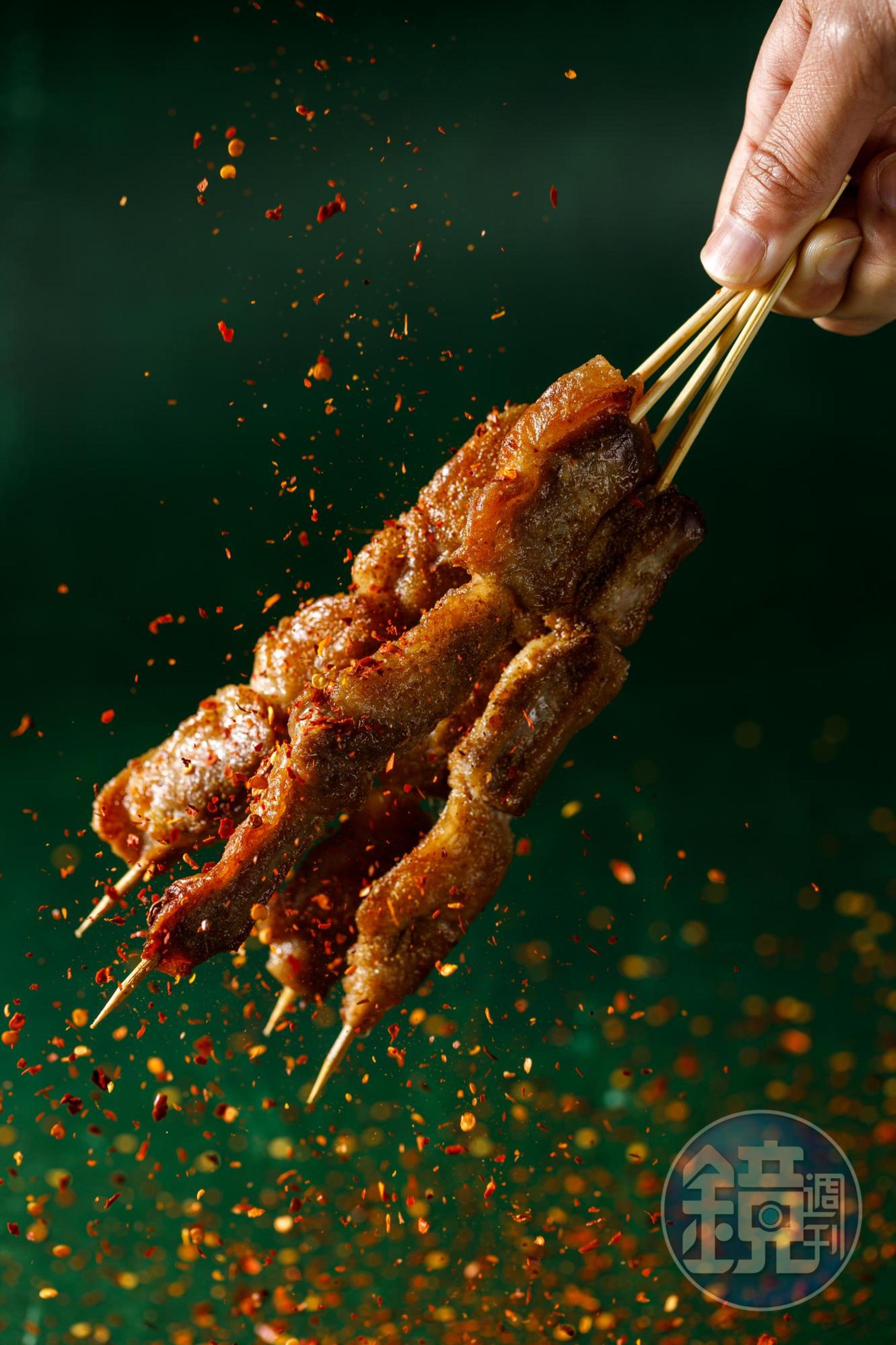 「羊肉串」選用價格較高的羊肋部位，趁熱享用噴香多汁。（100元／3串）