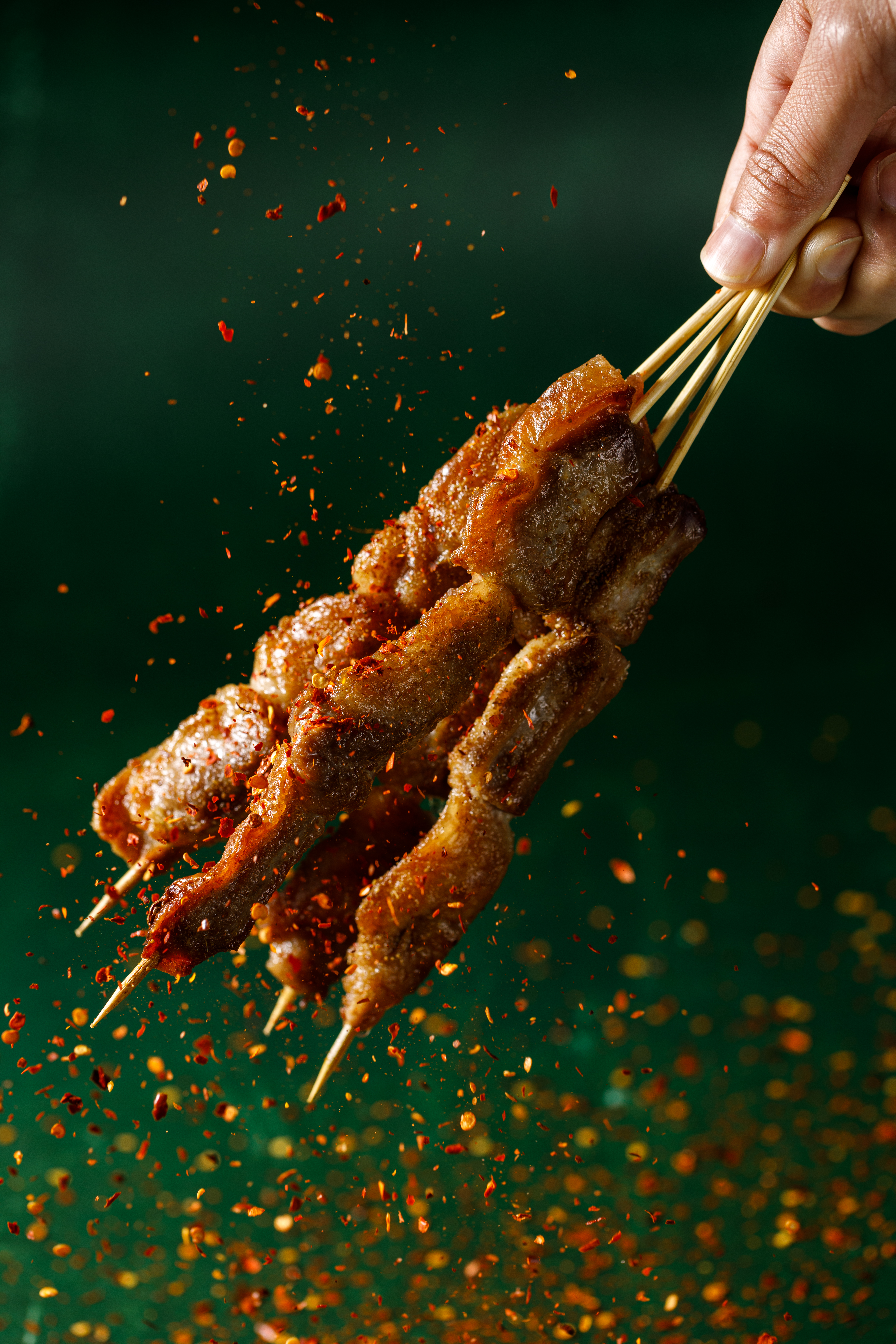 「羊肉串」選用價格較高的羊肋部位，趁熱享用噴香多汁。（100元／3串）