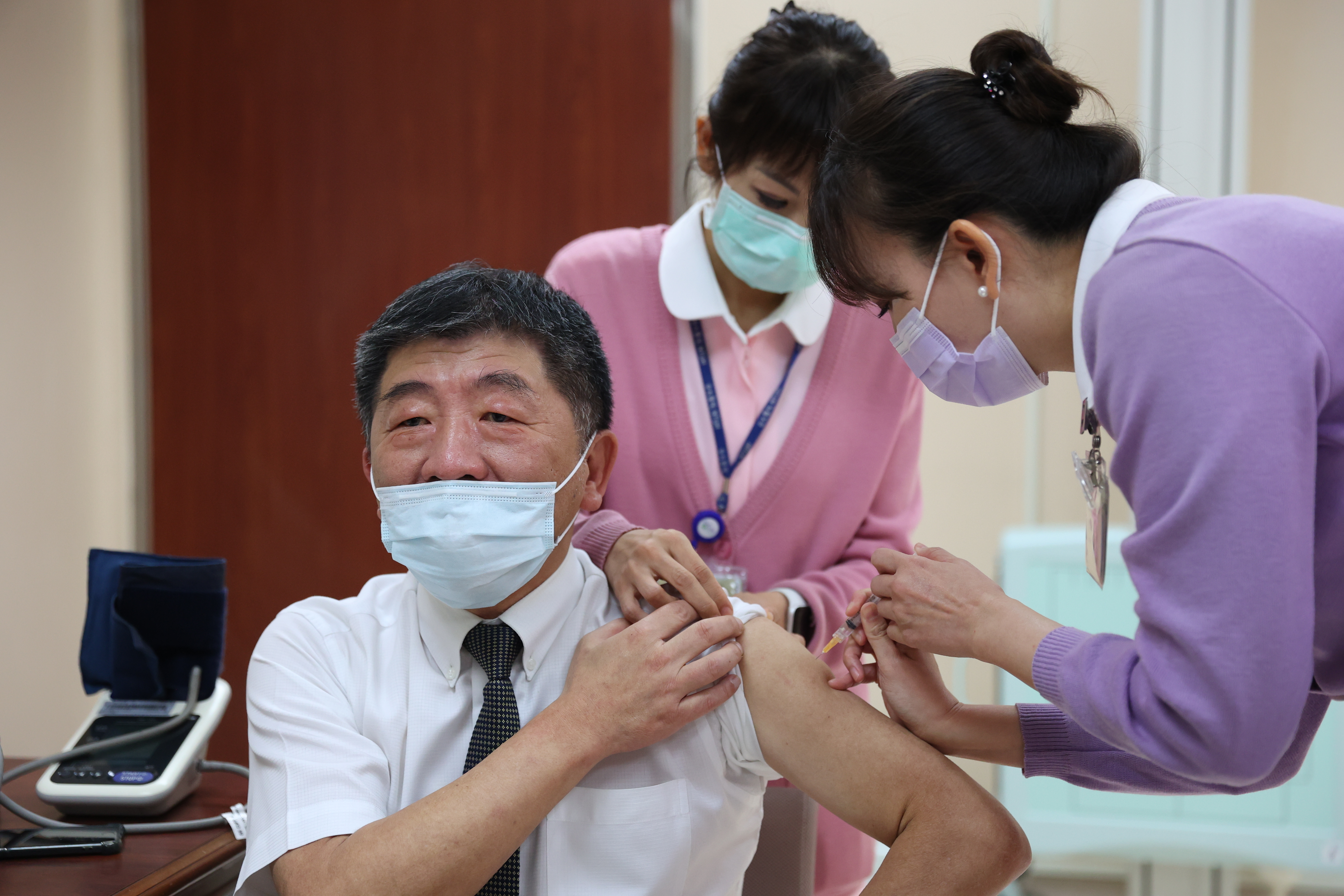 陳時中接種AZ疫苗後，坦言「背有點痠痠的」，但不清楚是否為心理作用。（行政院提供）