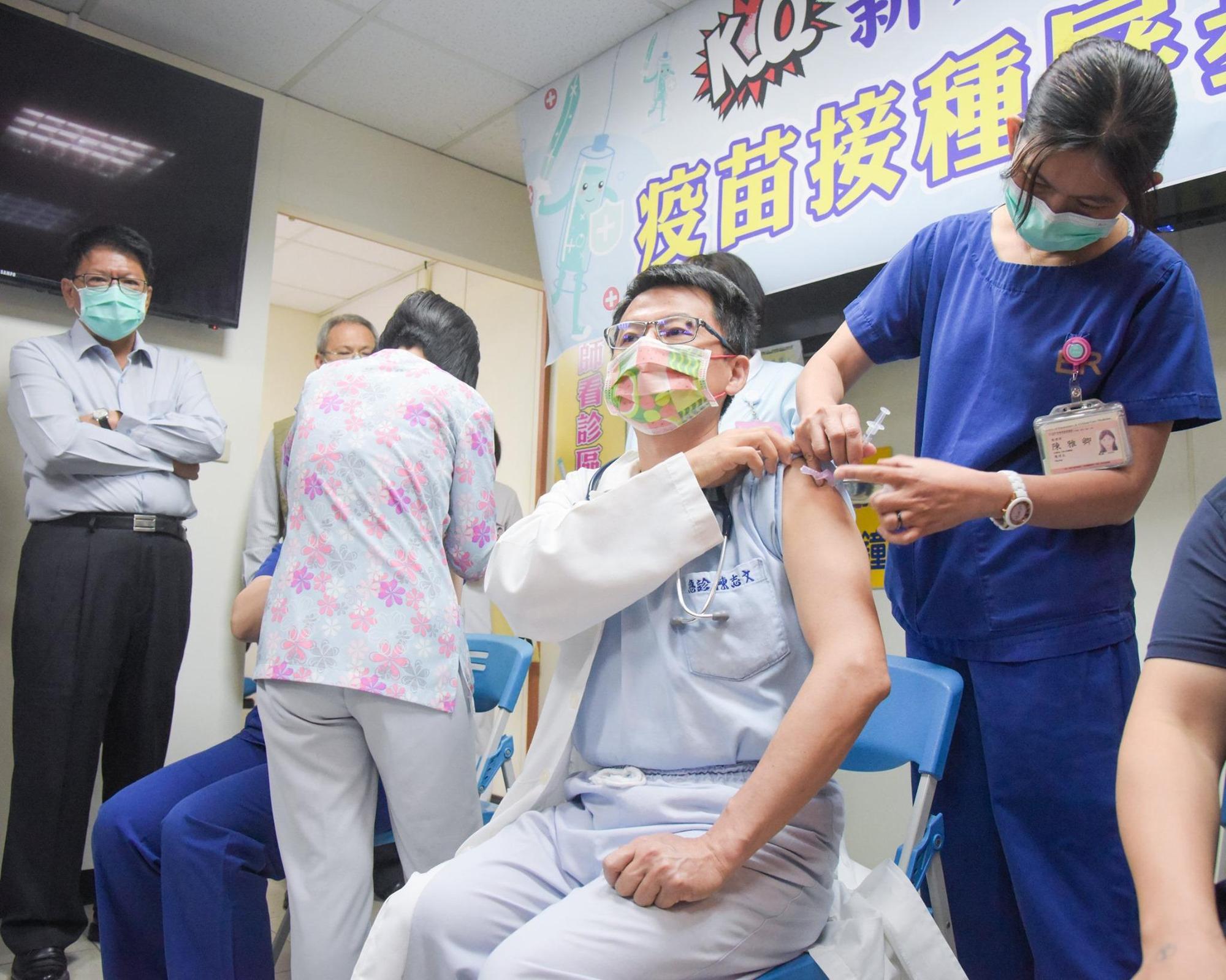 屏東縣長潘孟安釋出視察疫苗施打狀況照，有不少人卻歪樓發現，正在接受疫苗施打的急診科醫師陳志文，竟然「撞臉」縣長。（翻攝自潘孟安臉書）