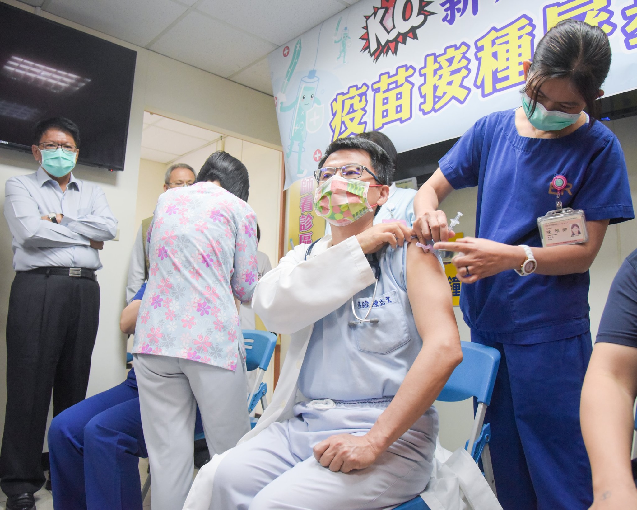 屏東縣長潘孟安釋出視察疫苗施打狀況照，有不少人卻歪樓發現，正在接受疫苗施打的急診科醫師陳志文，竟然「撞臉」縣長。（翻攝自潘孟安臉書）