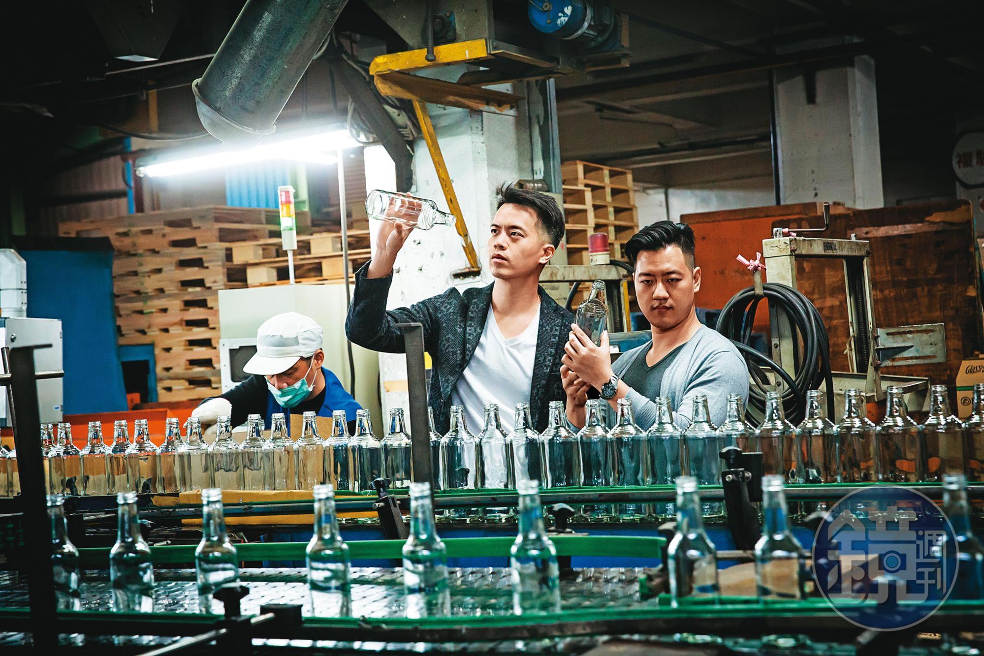 廖冠傑（中）主導業務開發與行銷，弟弟廖唯傑（右）負責改善生產與設備技術。兄弟檔一內一外，合作無間。