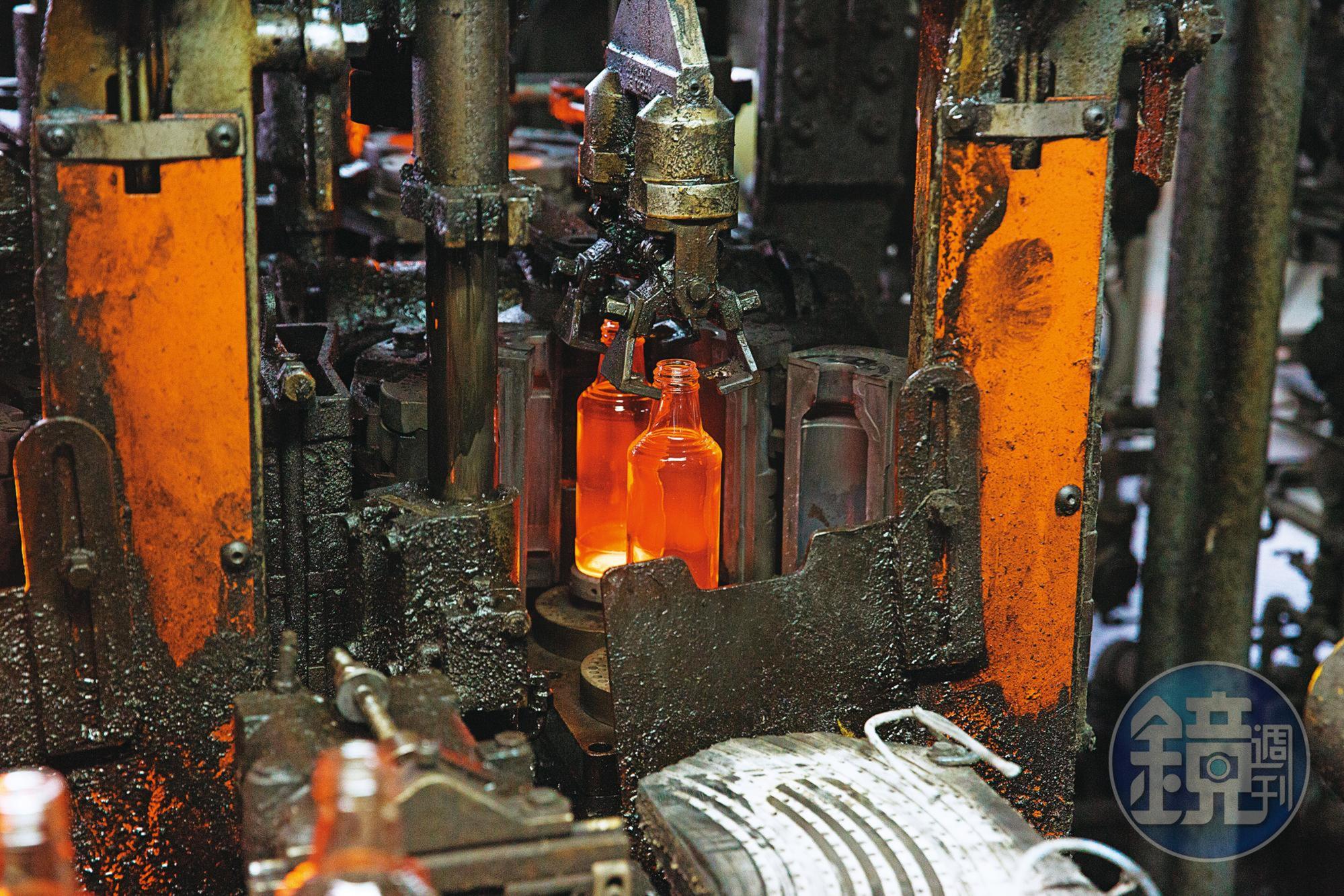 1970年，華夏改採自動化技術，生產食用容器、化妝品瓶等日用玻璃產品。