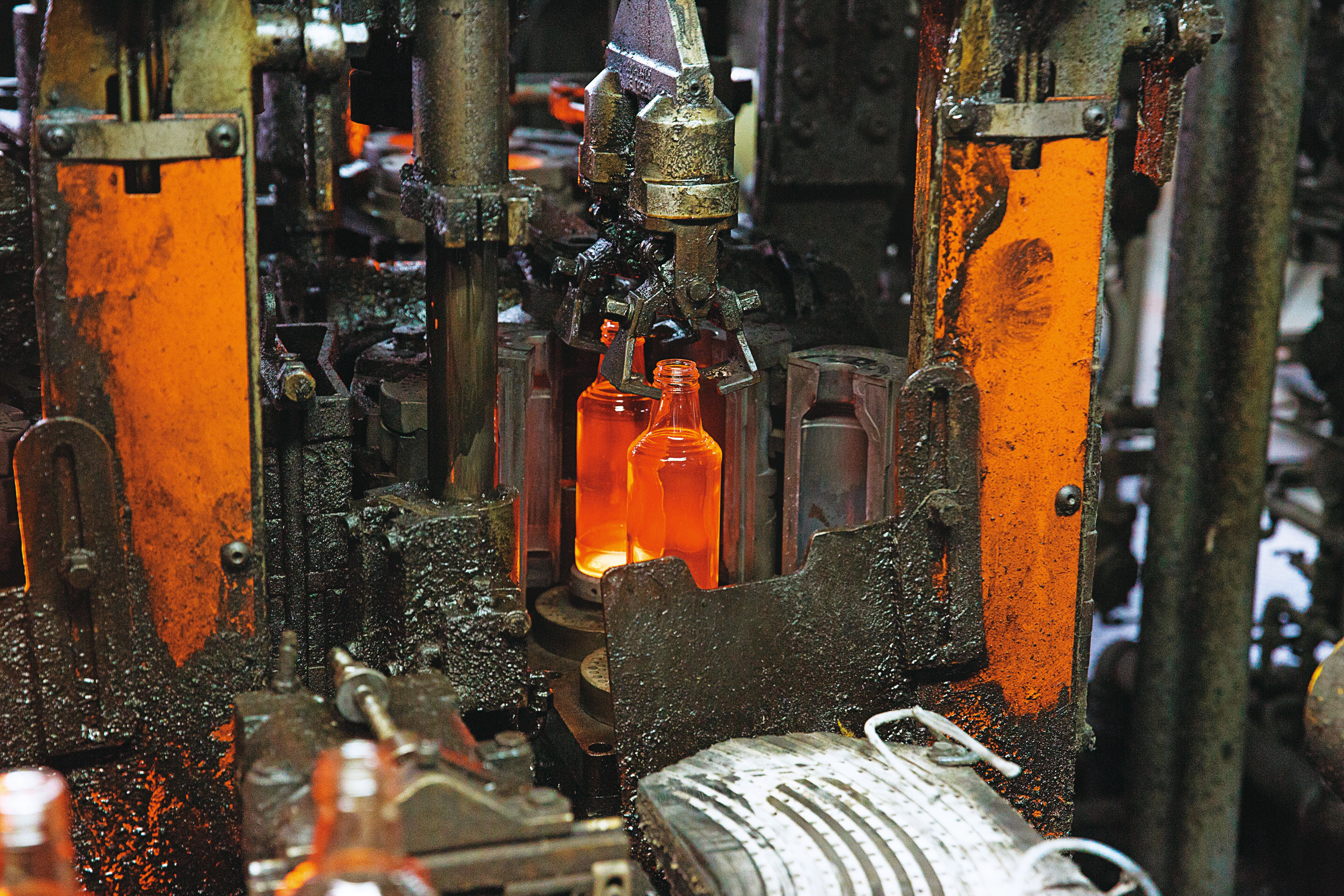 1970年，華夏改採自動化技術，生產食用容器、化妝品瓶等日用玻璃產品。