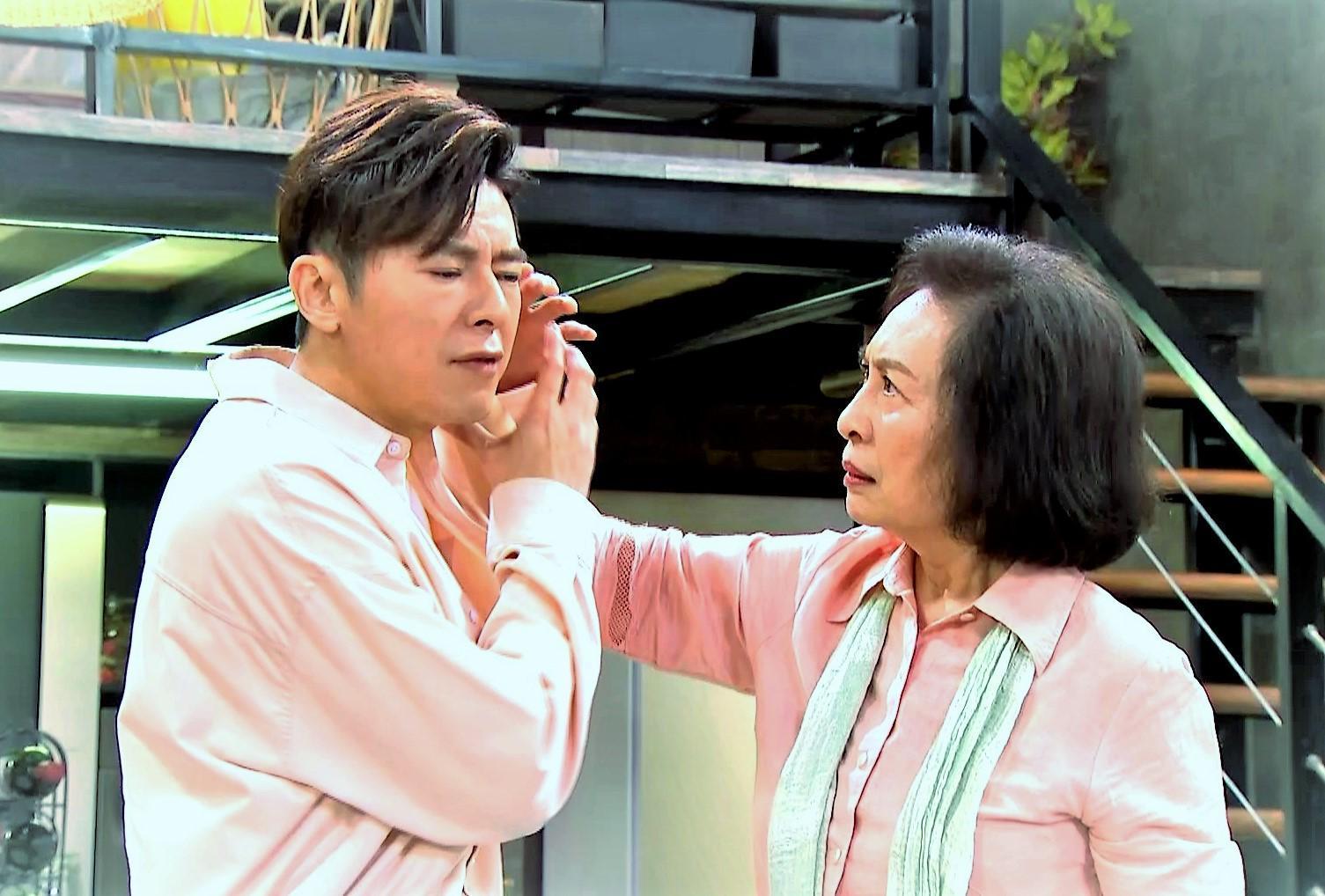在《廢財》飾演李國毅媽媽的丁也恬,時常揪著李國毅的耳朵教訓他,因此鬧出不少笑話。(三立提供)