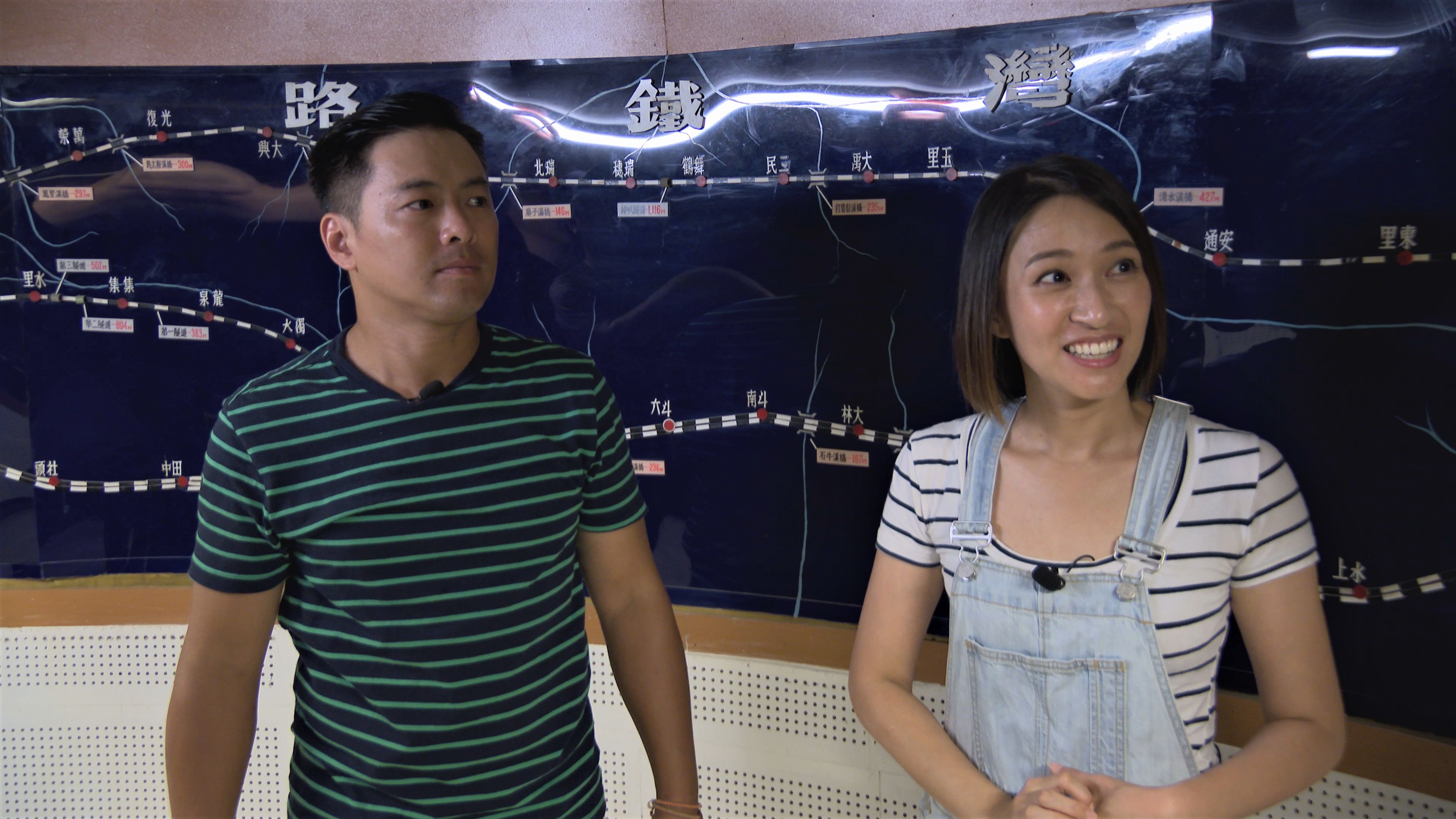 小兵（左）和湘涵（右）進入臺博館鐵道部園區中保留的防空洞下層，感受戰爭時期長官參考臺灣鐵道路線圖下達指令的氛圍。（公視提供）