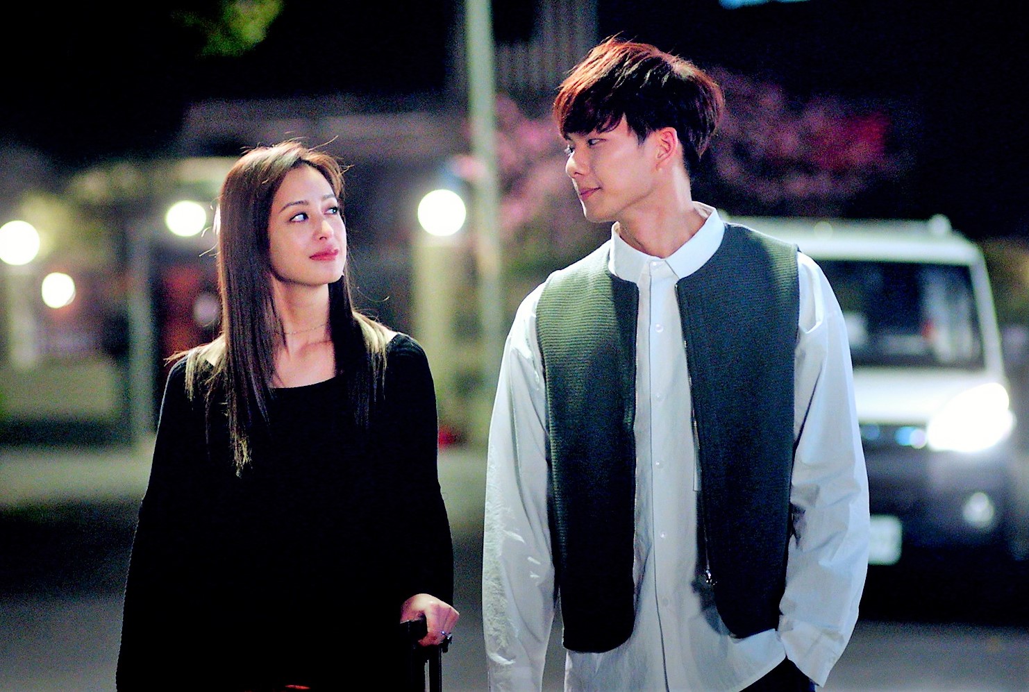 莫允雯（左）覺得在《戀愛是科學》中，吳念軒（右）飾演的暖心年下男很有魅力。（三立提供）