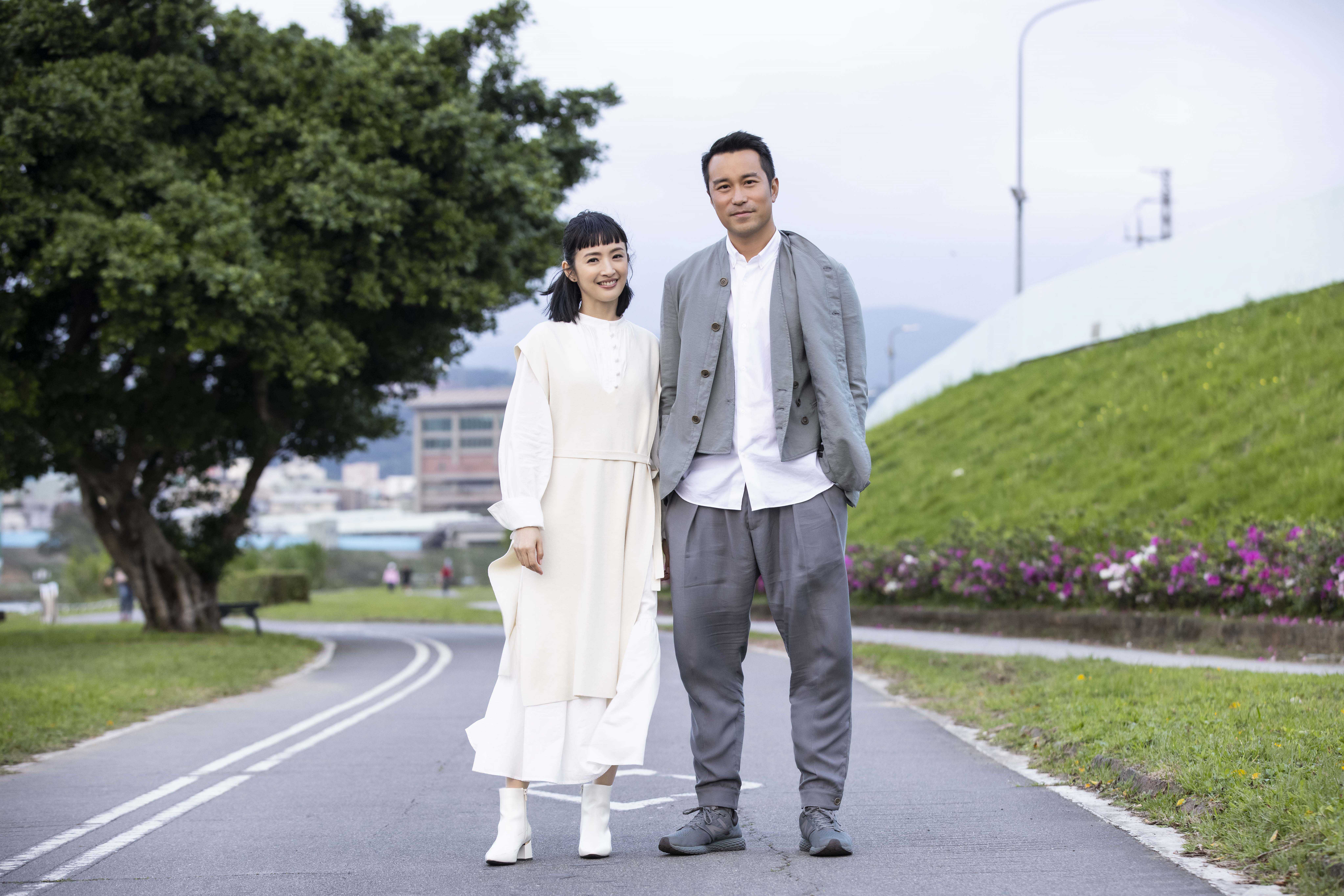〈各自安好〉MV邀請張孝全（右）與林依晨（左）演出，飾演分手多年後再次相遇的情侶。（相信音樂提供）