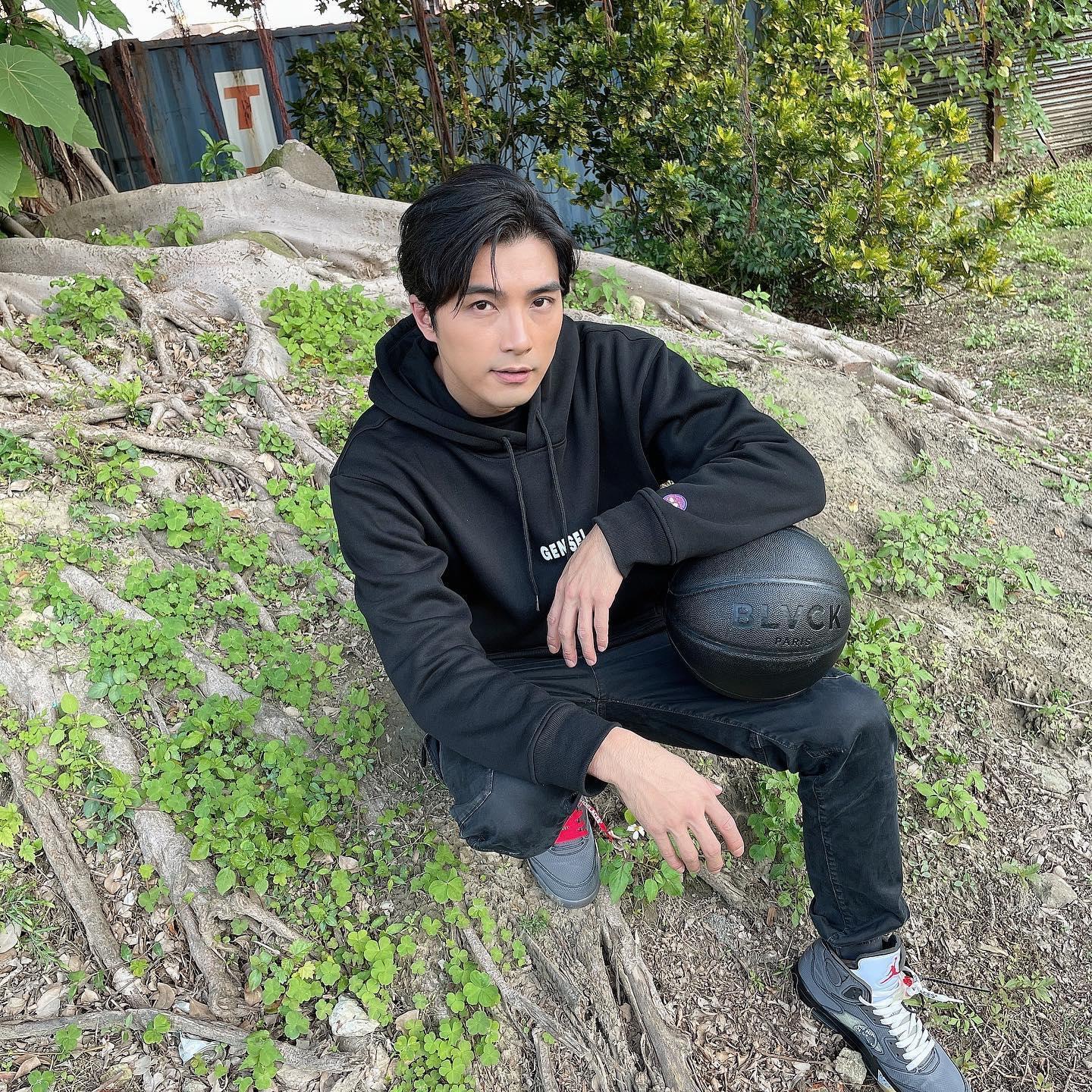 現已婚的賀軍翔曾被拍到和長髮妹出現親密舉動。（翻攝自賀軍翔臉書）