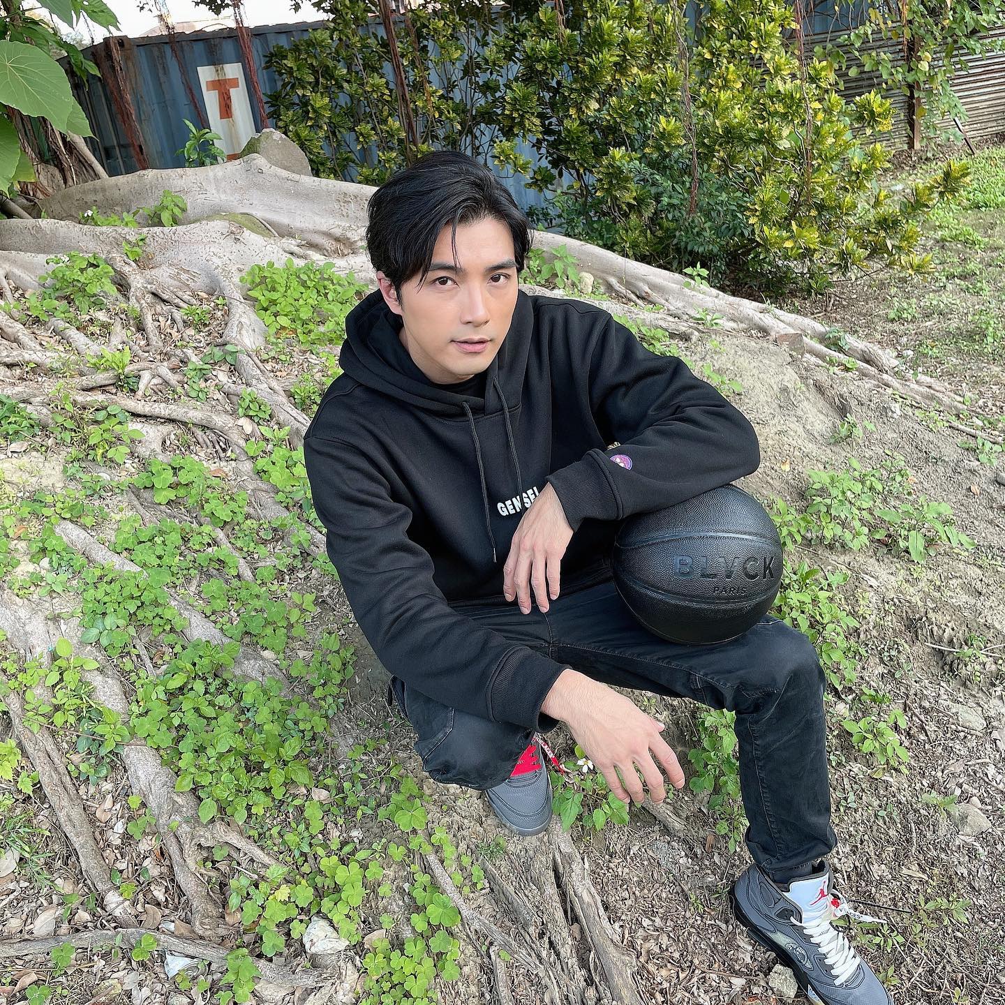 現已婚的賀軍翔曾被拍到和長髮妹出現親密舉動。（翻攝自賀軍翔臉書）