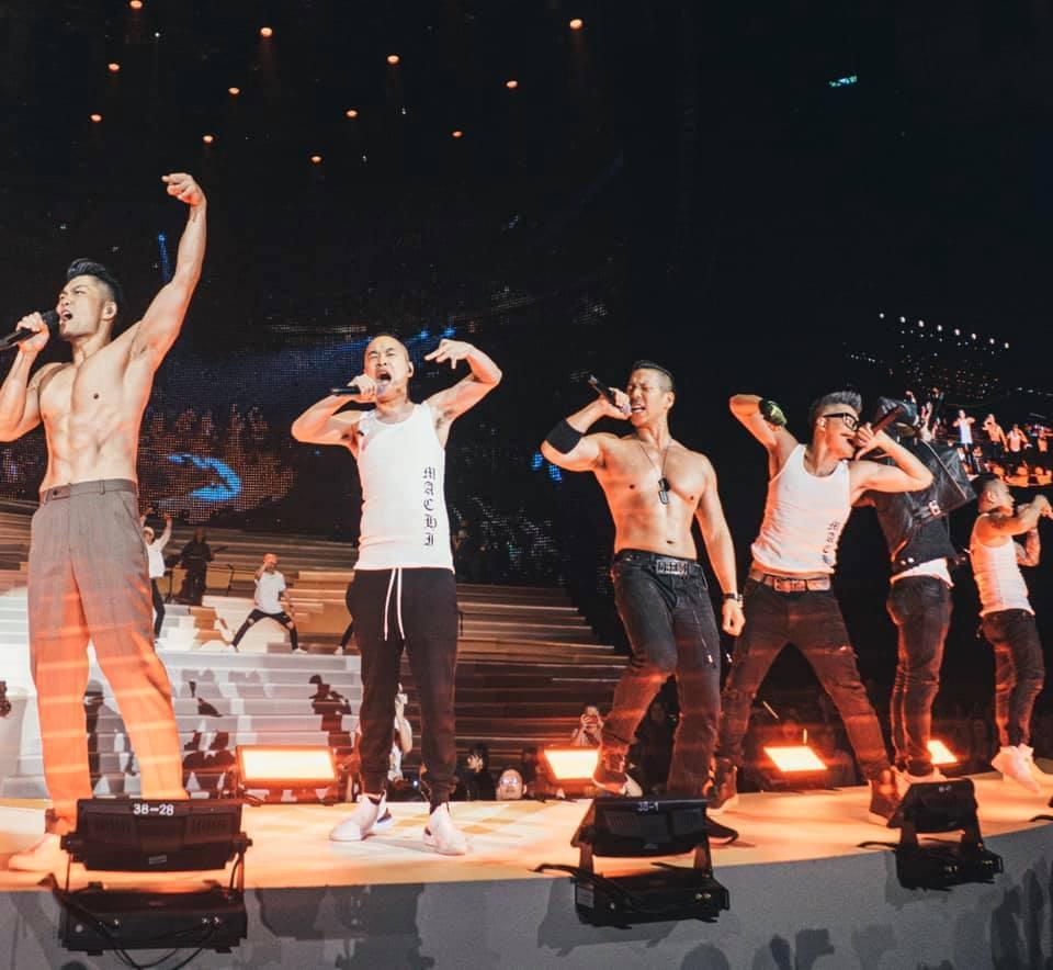 2019年的小巨蛋演唱會,李玖哲與黃立成、林智文,以及麻吉弟弟等麻吉成員合體。(翻攝自李玖哲臉書)