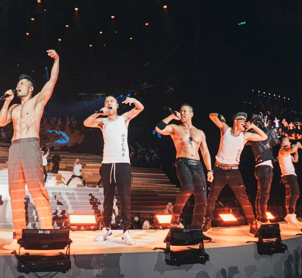 2019年的小巨蛋演唱會,李玖哲與黃立成、林智文,以及麻吉弟弟等麻吉成員合體。(翻攝自李玖哲臉書)