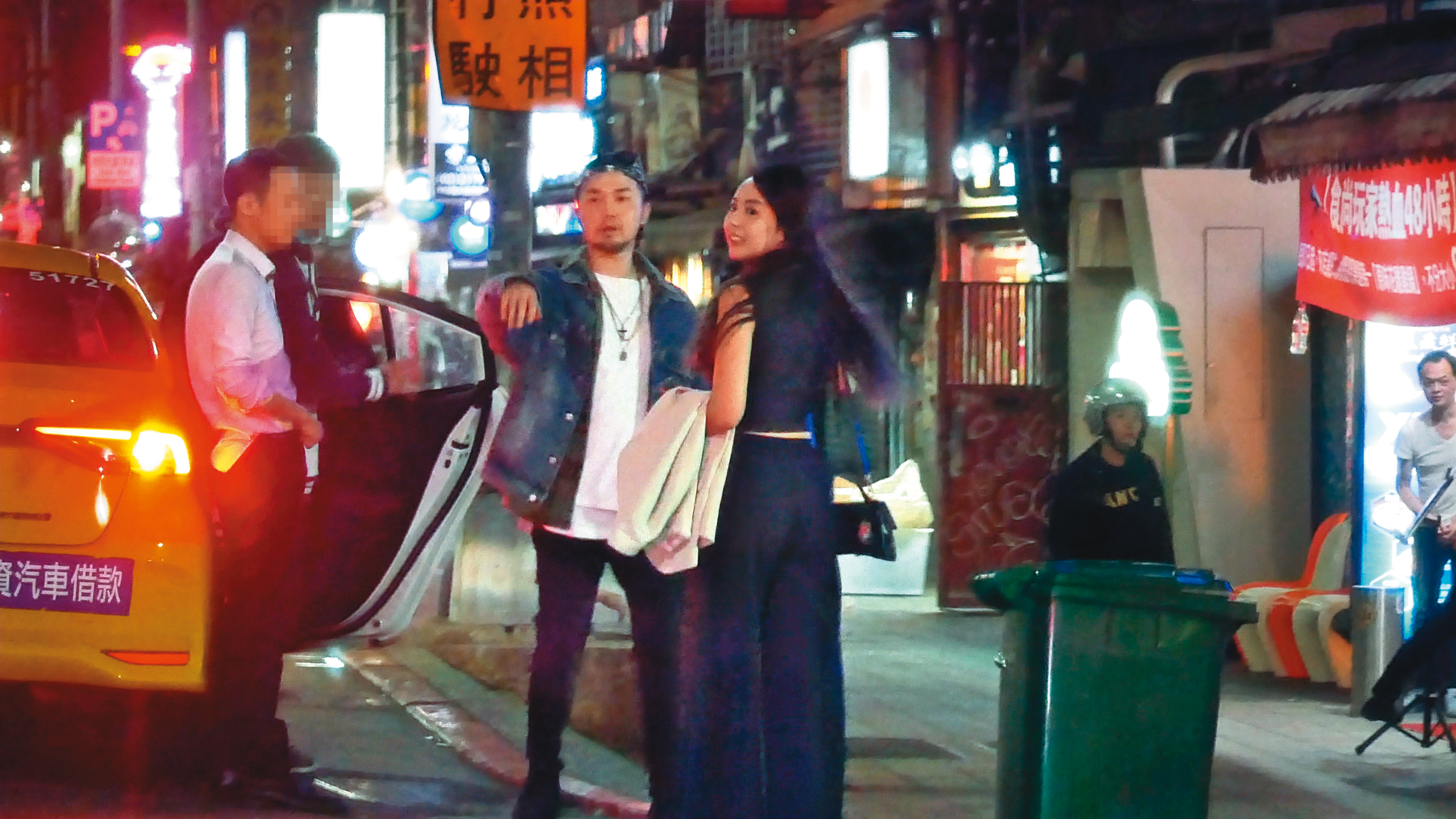 3月17日00：05，製作人小崔（中）將白衣男送上車，再幫女孩們叫另一輛計程車。