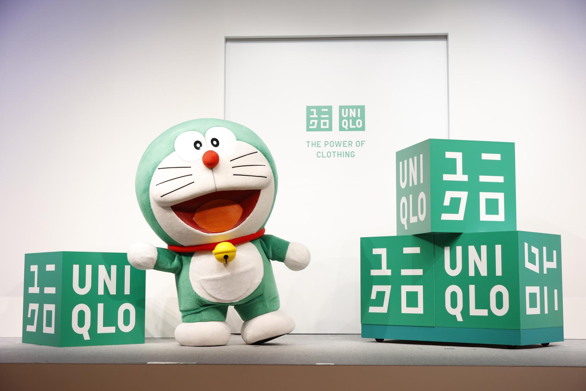 不只哆啦A夢變成象徵永續的綠色,連紅色的UNIQLO Logo也一起變成綠色。(UNIQLO提供)