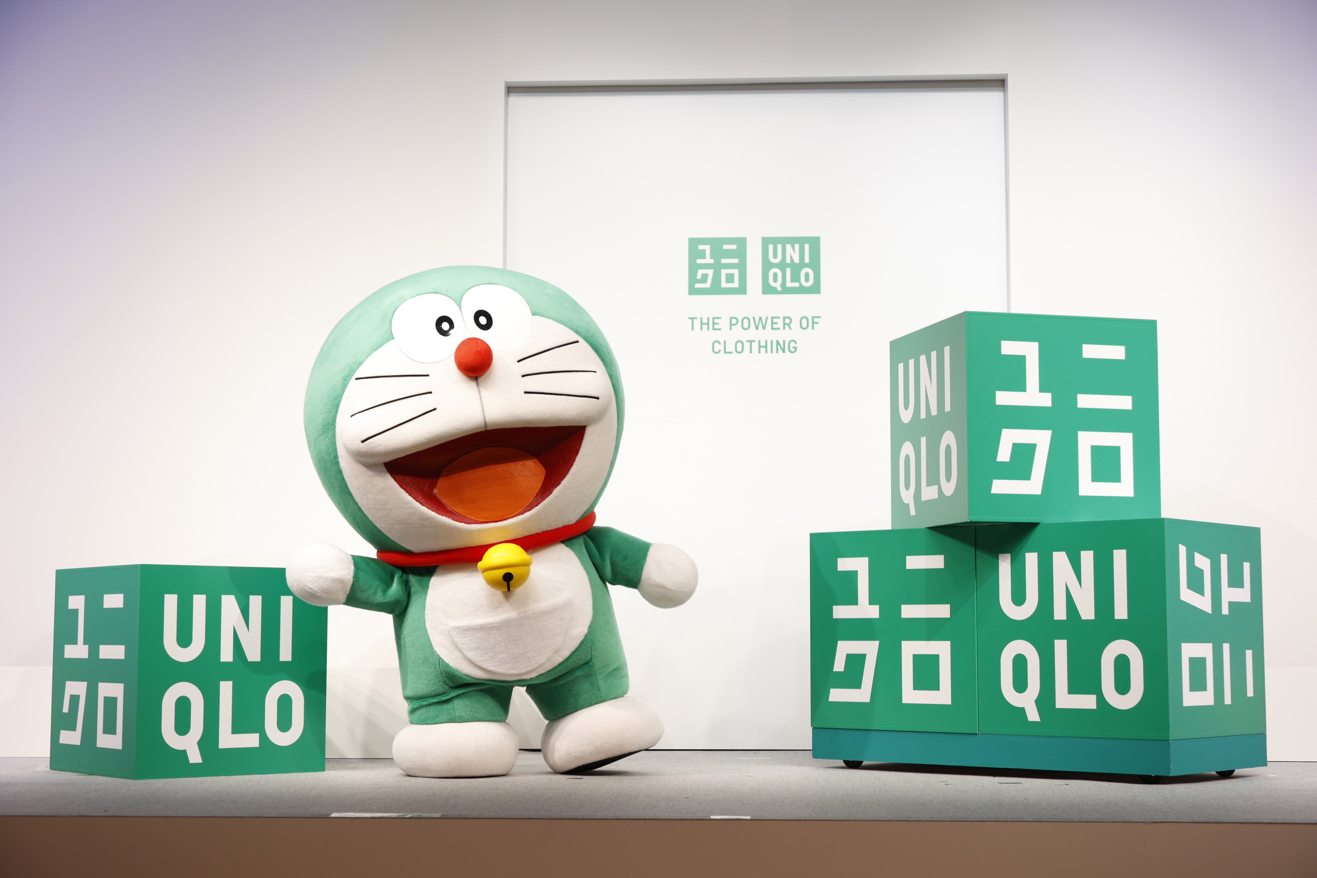 不只哆啦A夢變成象徵永續的綠色,連紅色的UNIQLO Logo也一起變成綠色。(UNIQLO提供)