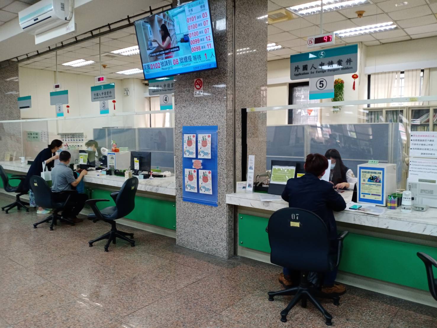 服務站受理民眾申請案件。(移民署提供)