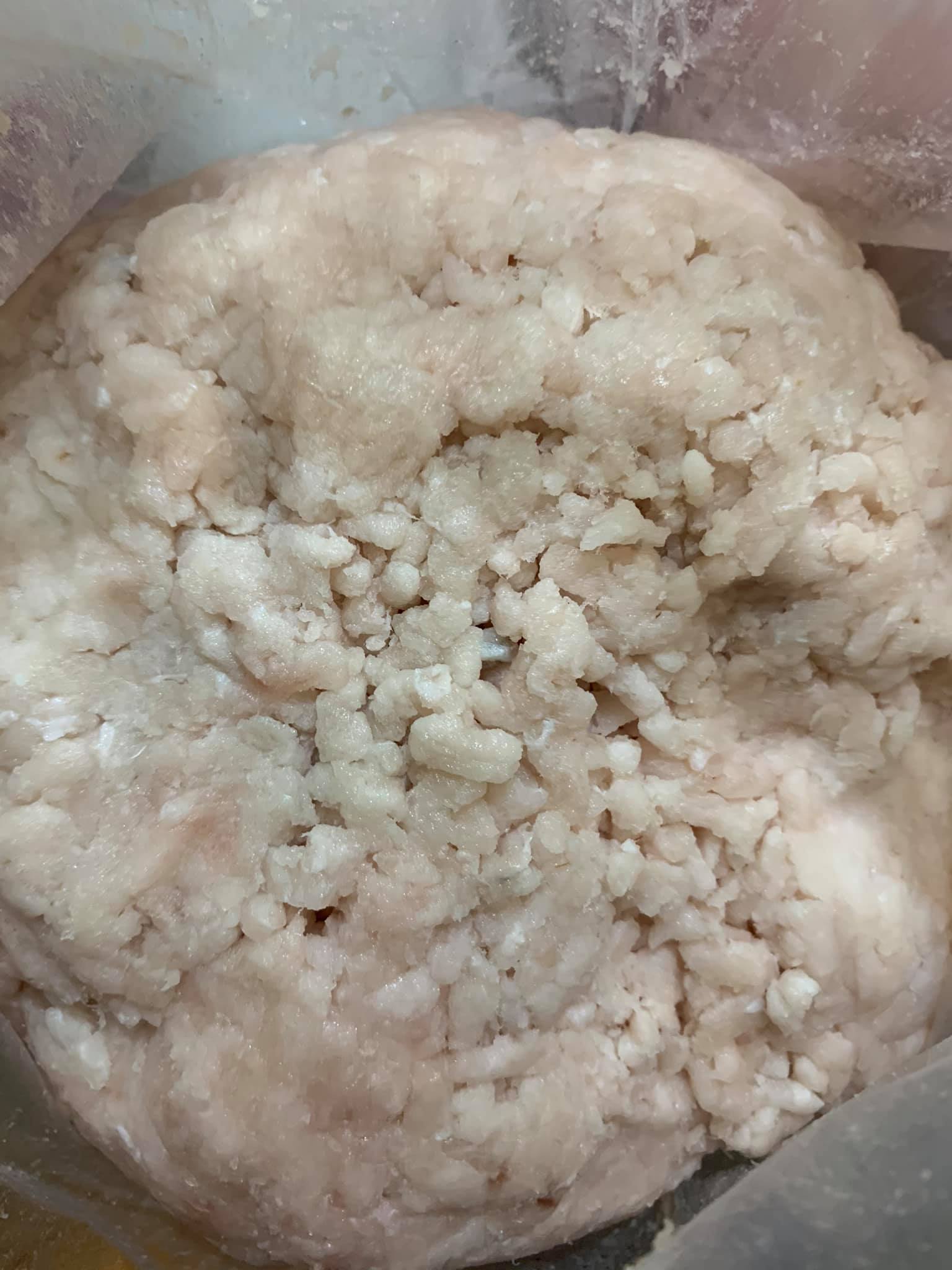 準備3斤馬加魚絞肉。
