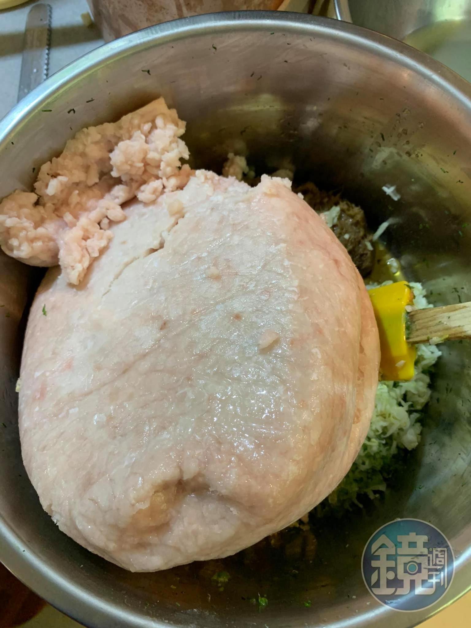 放入3斤魚絞肉。