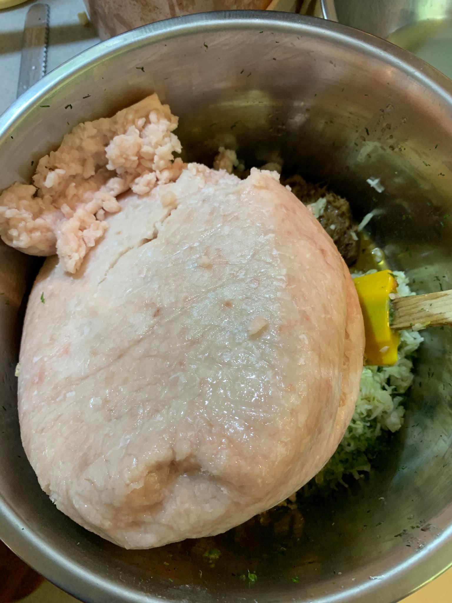 放入3斤魚絞肉。