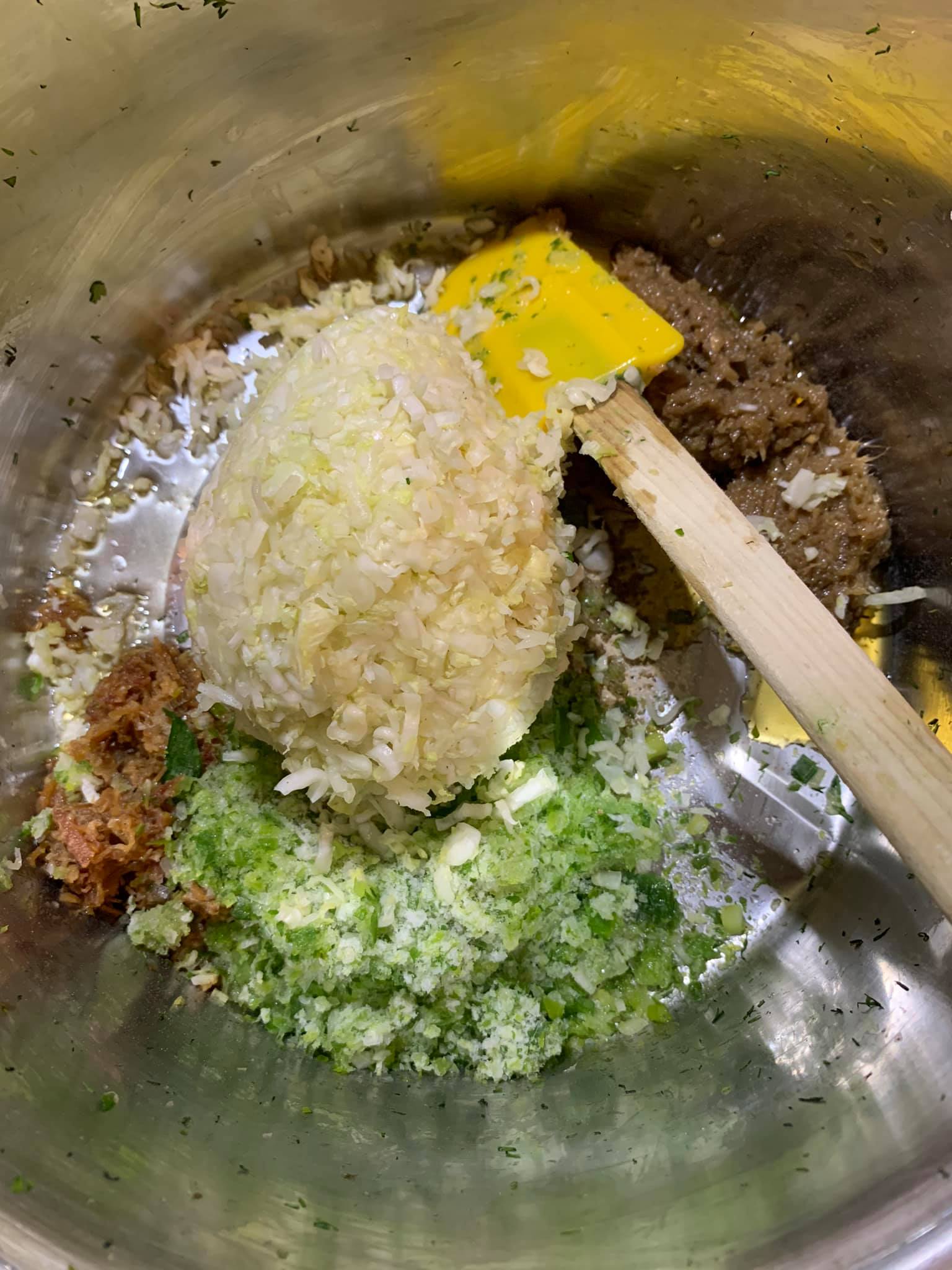 將白菜心倒入大盆內。
