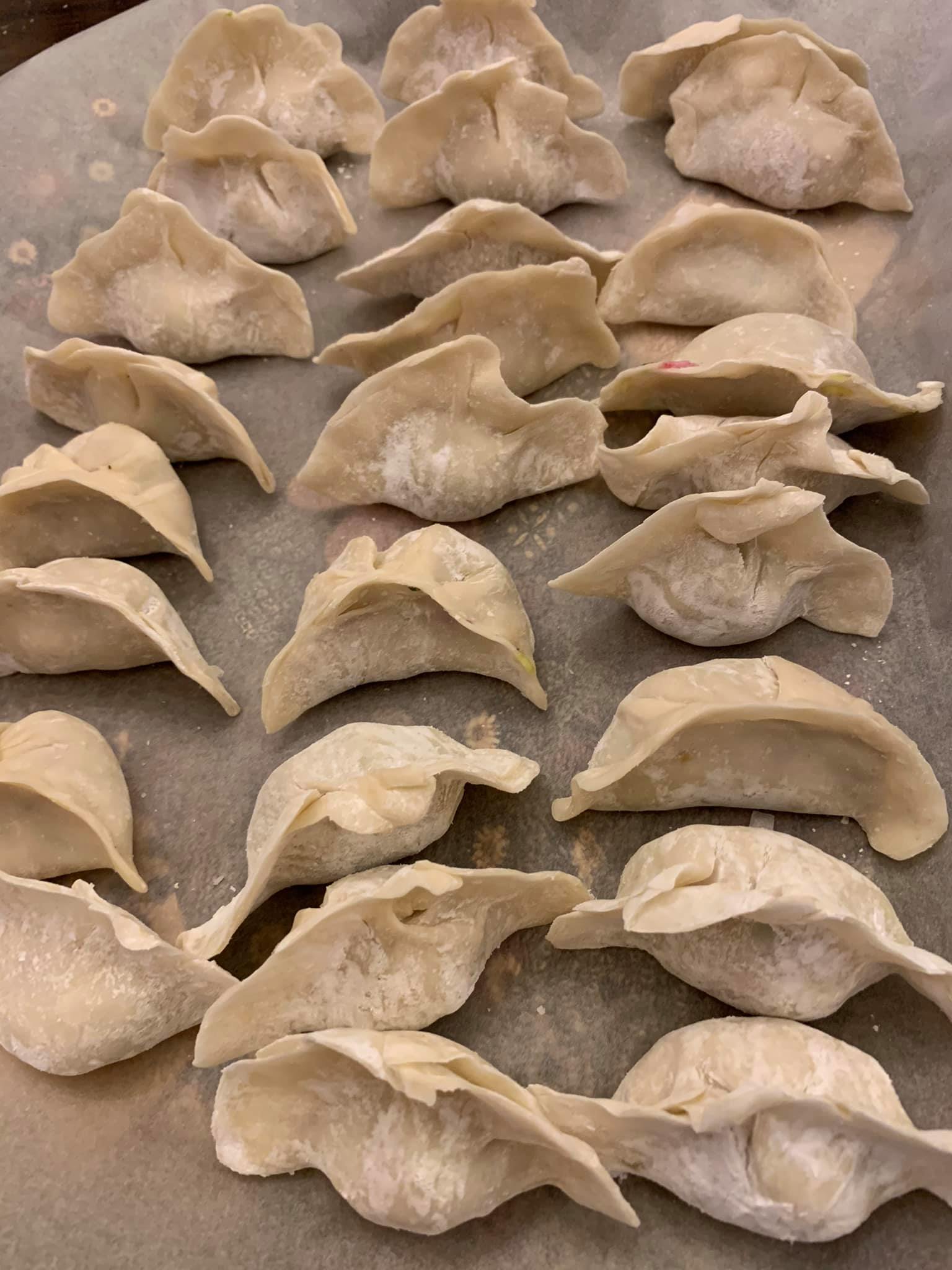 開始包餃子。