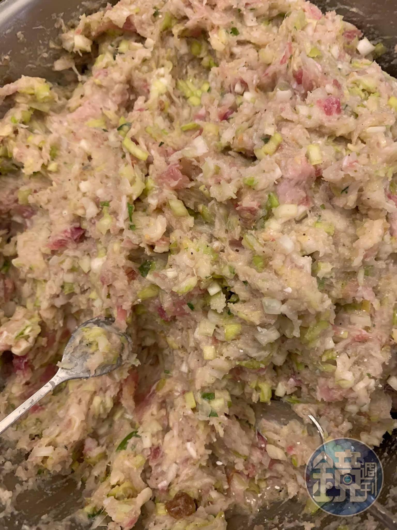 今天準備一大盆鮁魚餡料。