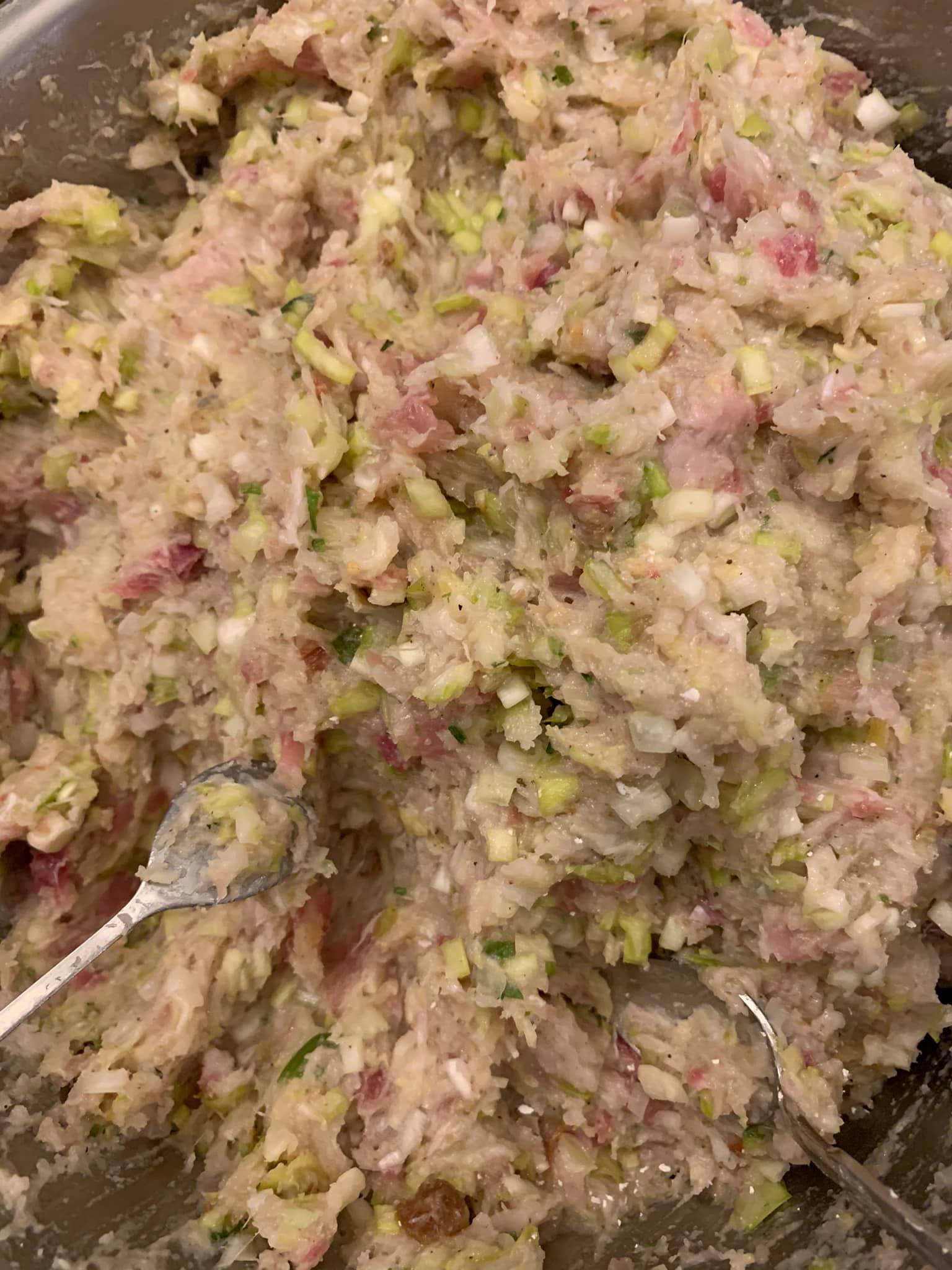 今天準備一大盆鮁魚餡料。