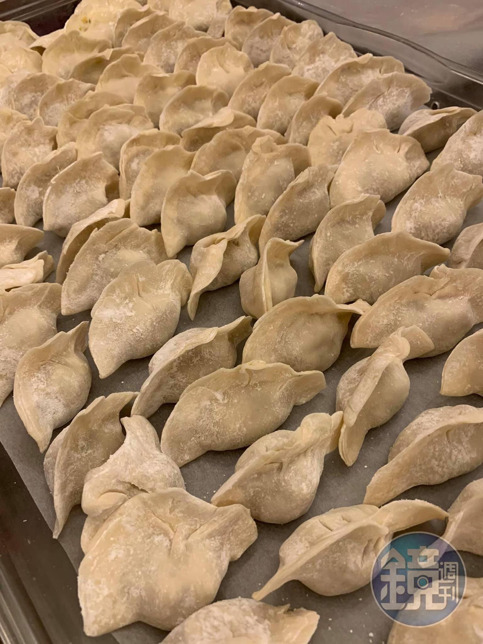 鮁魚餃子凍好了，每24顆裝一包。