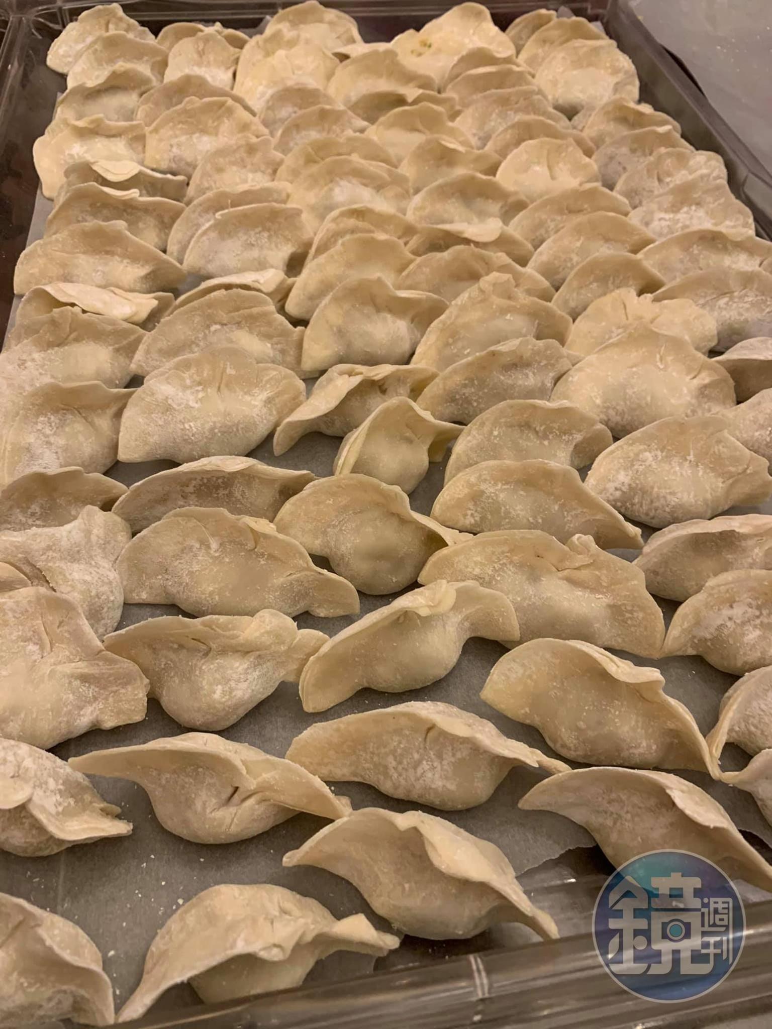 一顆顆鮁魚餃子準備下鍋。