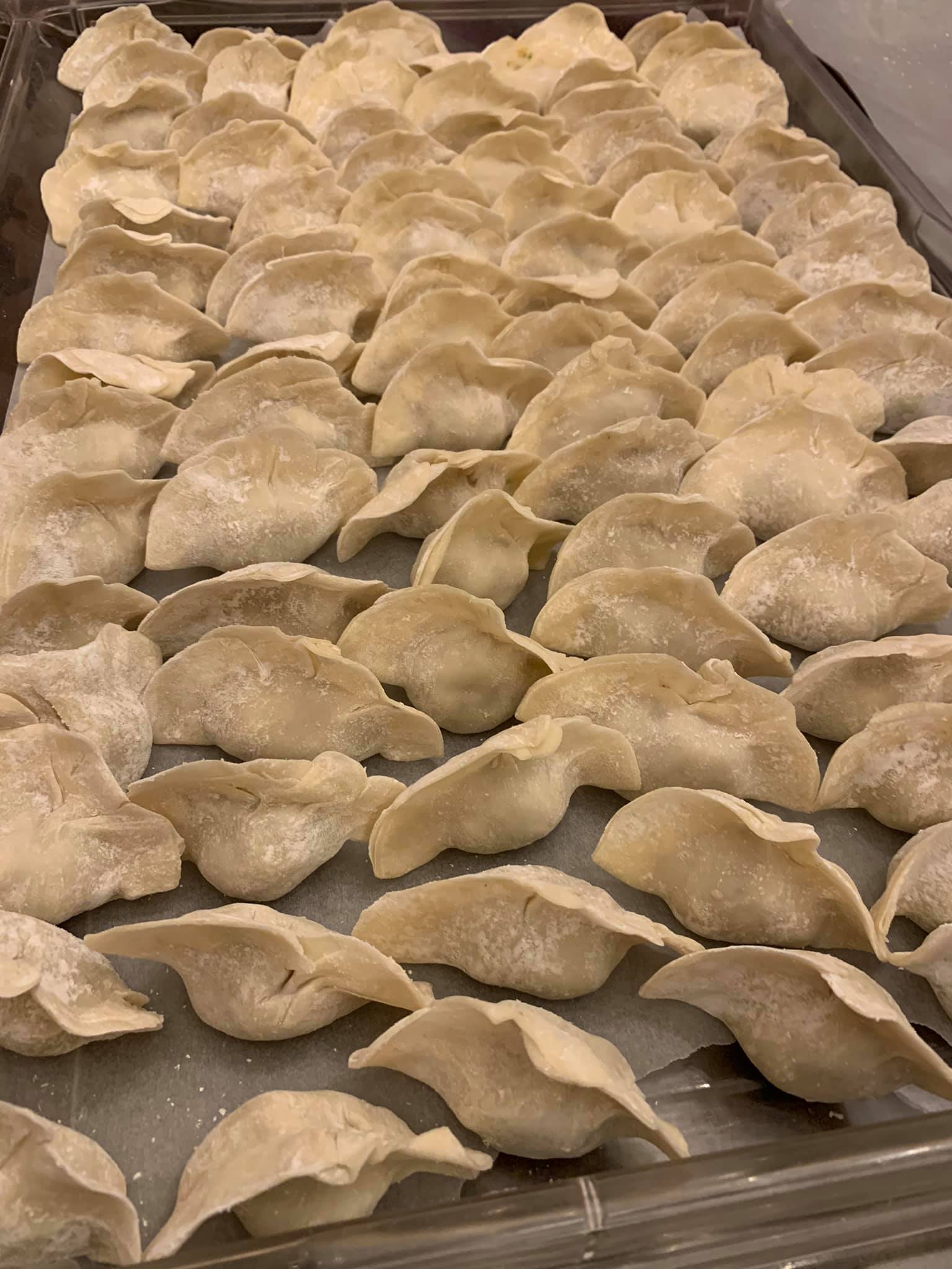 一顆顆鮁魚餃子準備下鍋。