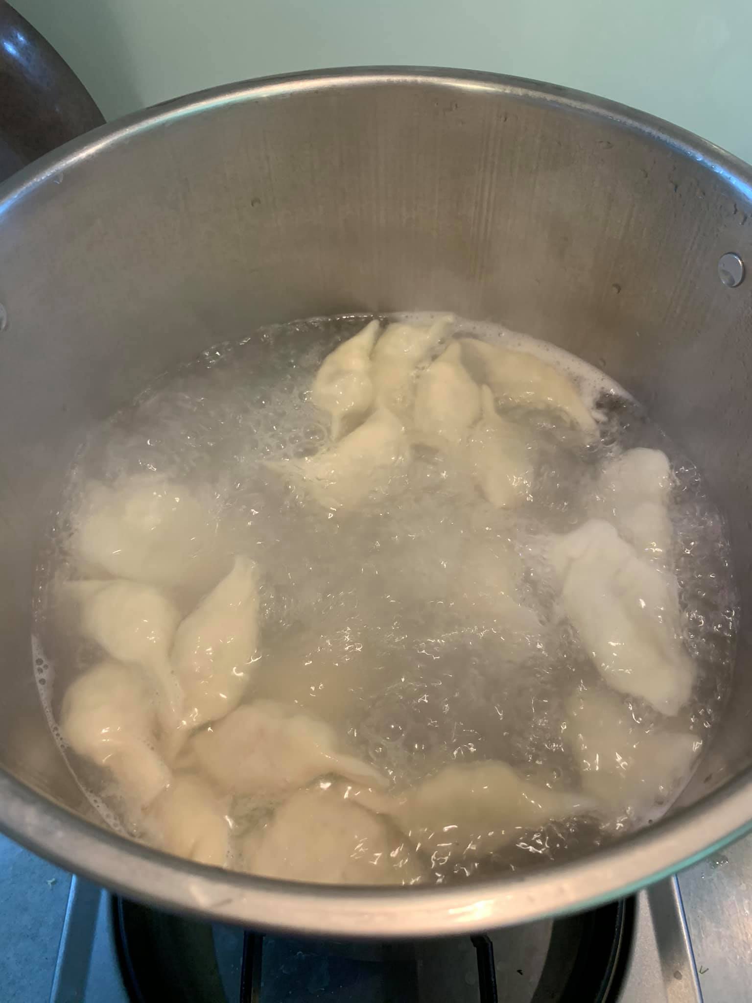 大鍋滾水煮鮁魚餃子。