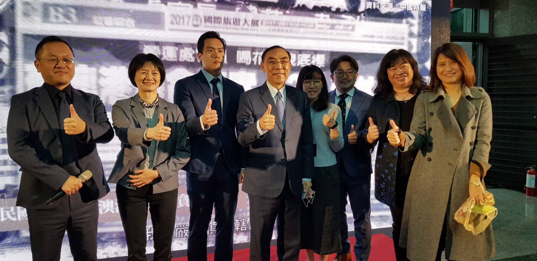 宜蘭地檢署今舉辦「署誌影片暨普悠瑪案偵辦實錄發表會」,法務部長蔡清祥出席並與檢察官合影留念。