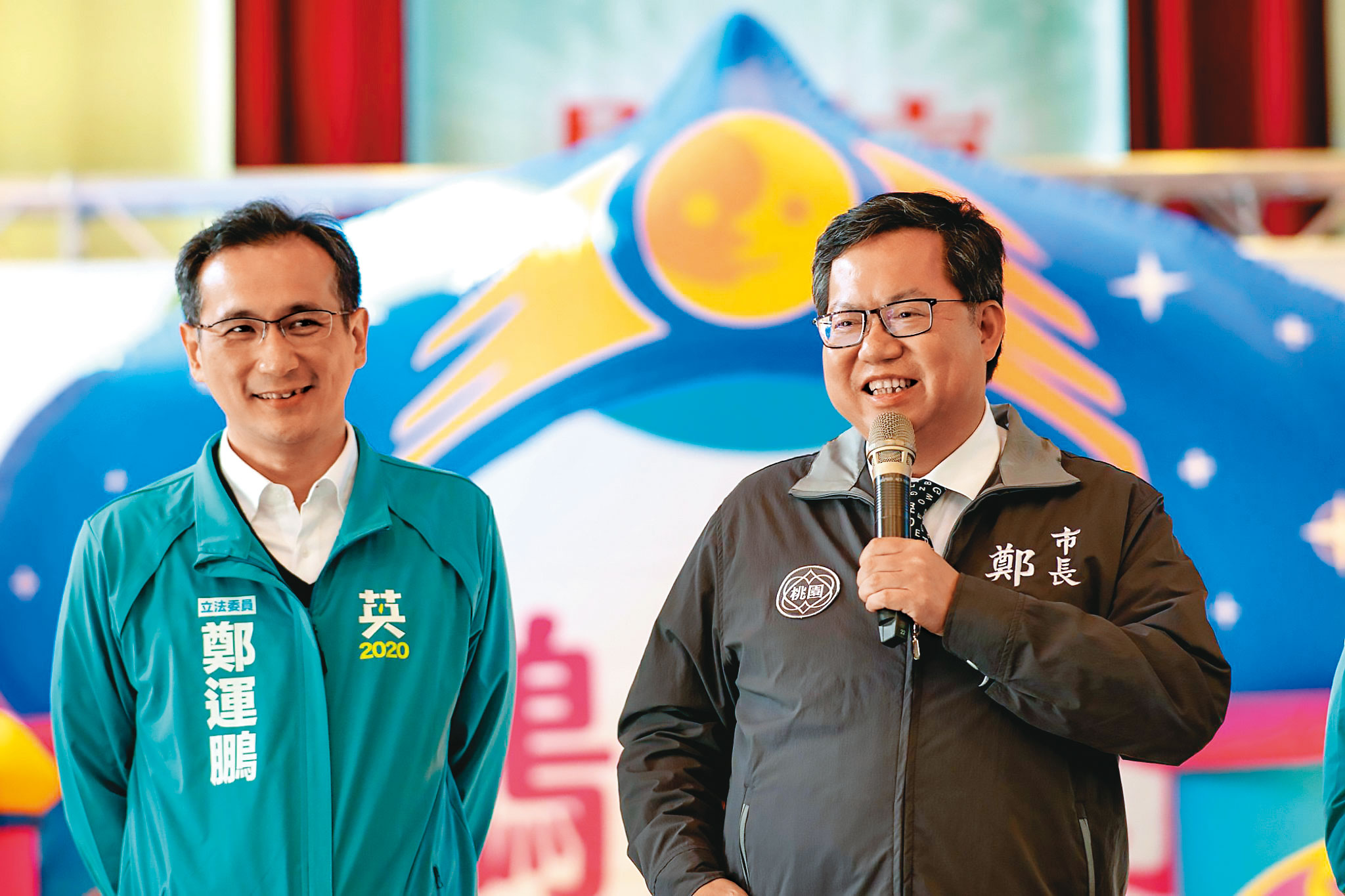 桃園市長熱門人選之一的鄭運鵬（左）老神在在，8月公投前不可能表態參選。（翻攝鄭文燦臉書）