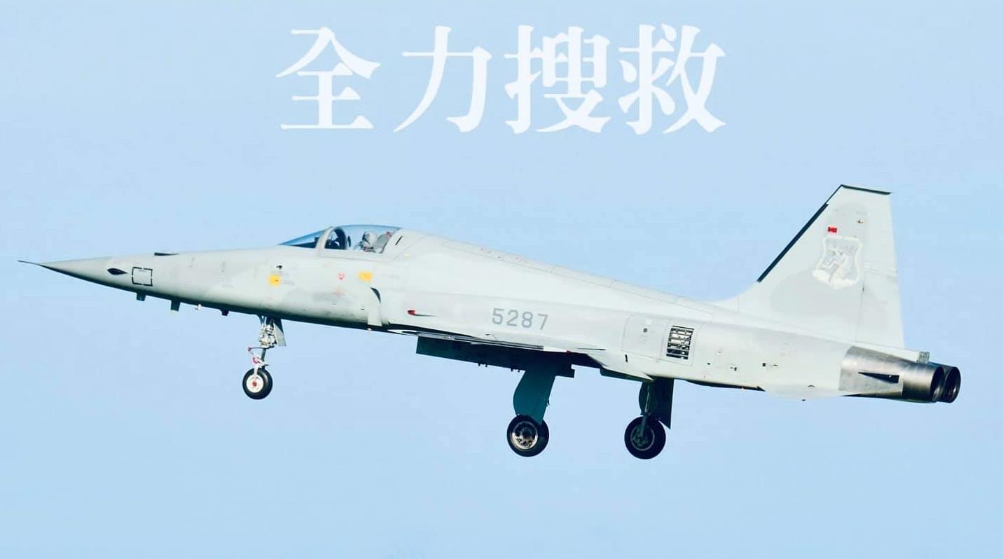 同行2戰機駕駛證實,因為視線死角僅目擊1具彈射座椅彈出,並稱事發前未在無線電收到「機械故障」等回報。(翻攝自國防部臉書)