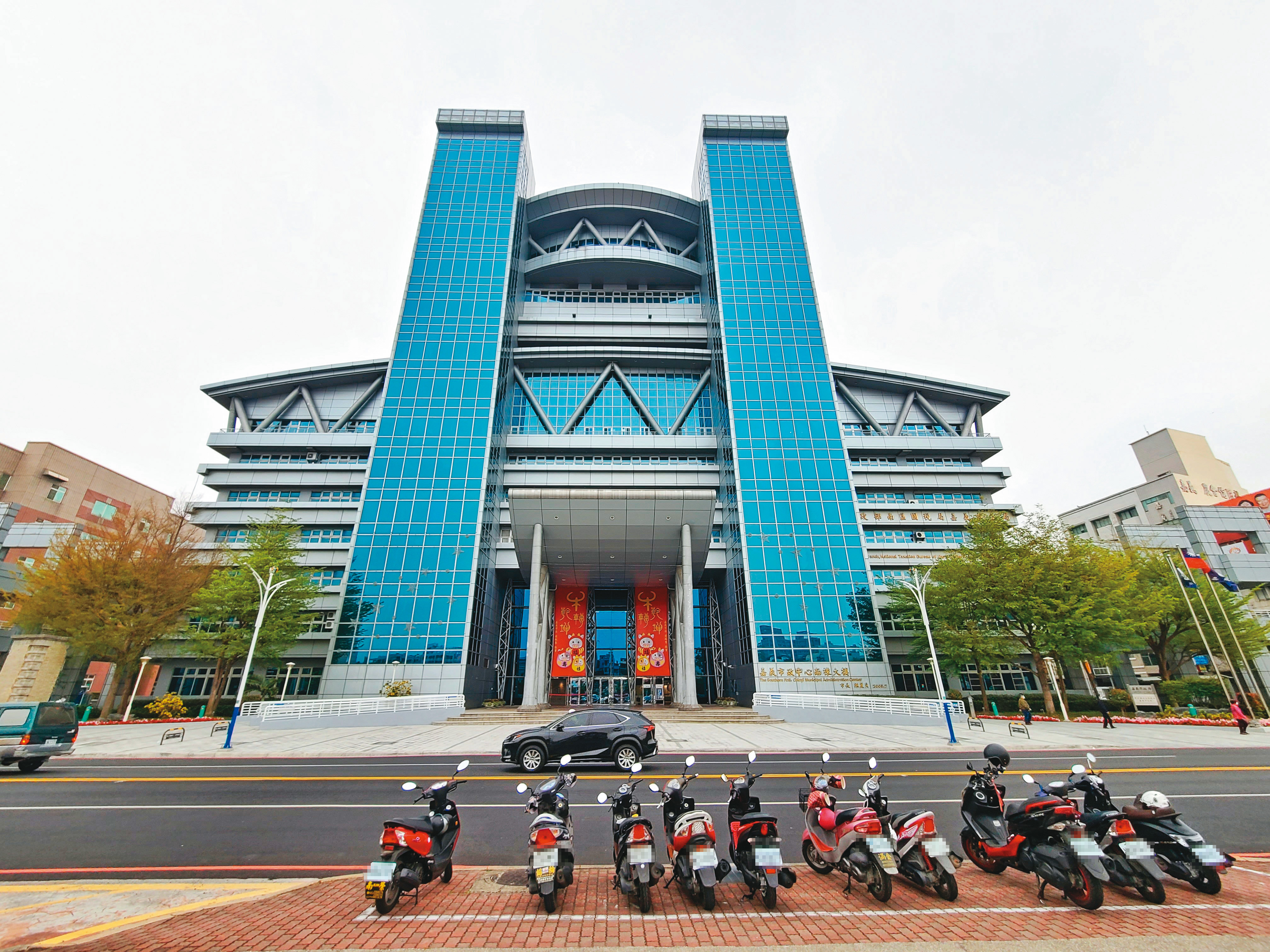 嘉義市長黃敏惠心腹機要吳健榮8度涉貪，一家6口未經國考全寄生市府，今（23日）遭本刊踢爆後，嘉義市政府今回應了。圖為嘉義市府。